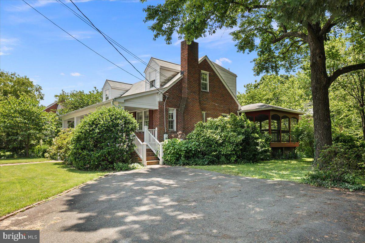 2320 N BUCHANAN ST, ARLINGTON, Virginia 22207, 5 Bedrooms Bedrooms, ,3 BathroomsBathrooms,Residential,For sale,2320 N BUCHANAN ST,VAAR2057922 MLS # VAAR2057922