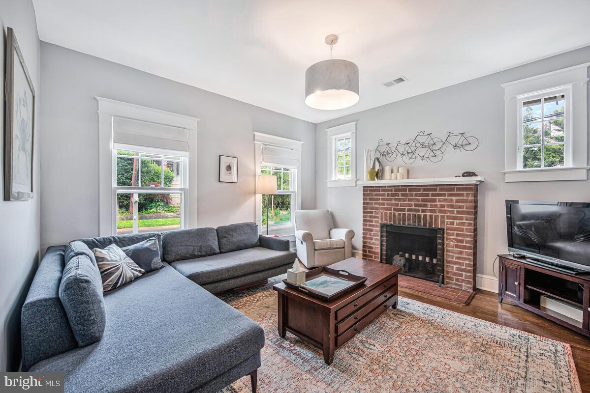3419 30TH ST NW, WASHINGTON, District Of Columbia 20008, 2 Bedrooms Bedrooms, ,3 BathroomsBathrooms,Residential,For sale,3419 30TH ST NW,DCDC2205072 MLS # DCDC2205072