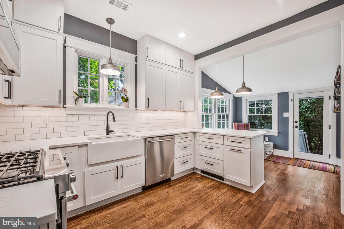 3419 30TH ST NW, WASHINGTON, District Of Columbia 20008, 2 Bedrooms Bedrooms, ,3 BathroomsBathrooms,Residential,For sale,3419 30TH ST NW,DCDC2205072 MLS # DCDC2205072