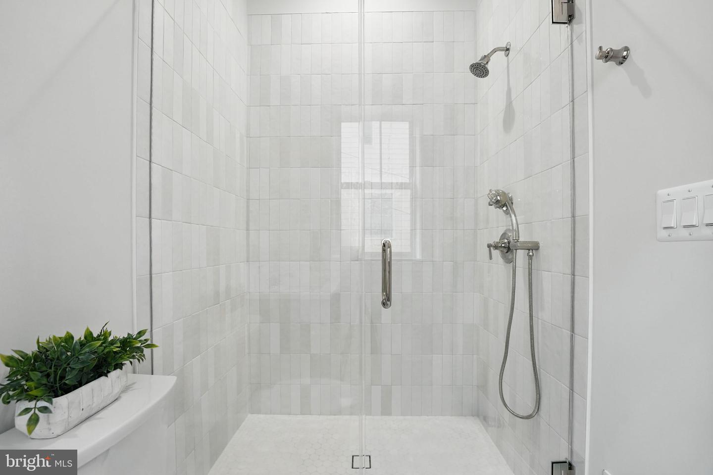 4705 25TH ST N, ARLINGTON, Virginia 22207, 7 Bedrooms Bedrooms, ,6 BathroomsBathrooms,Residential,For sale,4705 25TH ST N,VAAR2059122 MLS # VAAR2059122