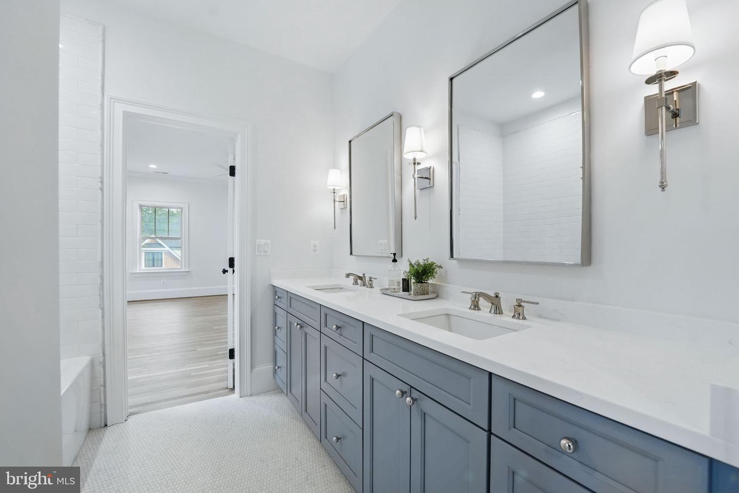 4705 25TH ST N, ARLINGTON, Virginia 22207, 7 Bedrooms Bedrooms, ,6 BathroomsBathrooms,Residential,For sale,4705 25TH ST N,VAAR2059122 MLS # VAAR2059122