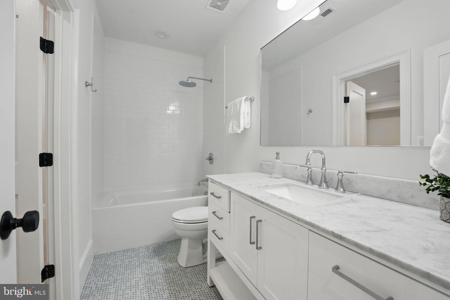 4705 25TH ST N, ARLINGTON, Virginia 22207, 7 Bedrooms Bedrooms, ,6 BathroomsBathrooms,Residential,For sale,4705 25TH ST N,VAAR2059122 MLS # VAAR2059122