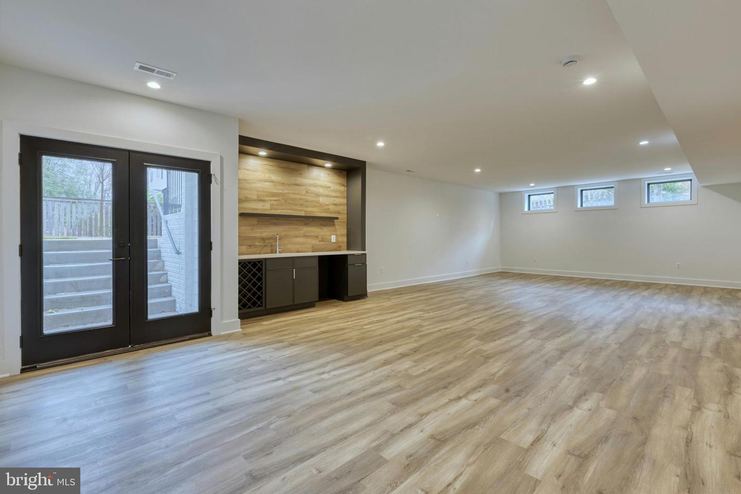 6400 26TH ST N, ARLINGTON, Virginia 22207, 6 Bedrooms Bedrooms, ,6 BathroomsBathrooms,Residential,For sale,6400 26TH ST N,VAAR2059100 MLS # VAAR2059100