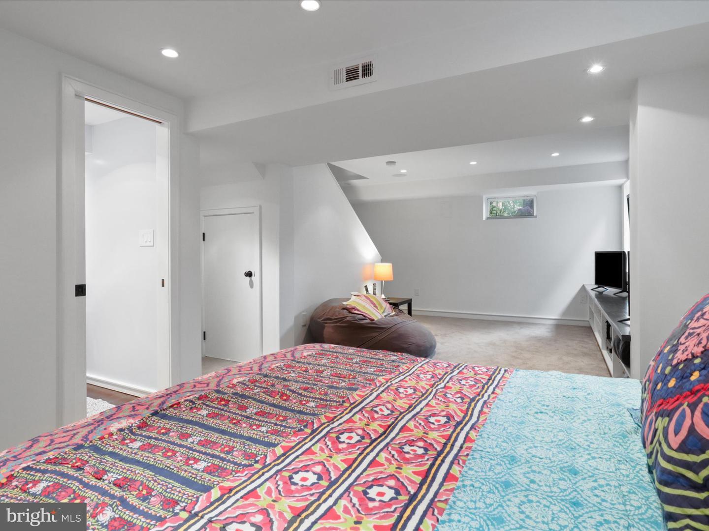 6230 21ST ST N, ARLINGTON, Virginia 22205, 4 Bedrooms Bedrooms, 14 Rooms Rooms,3 BathroomsBathrooms,Residential,For sale,6230 21ST ST N,VAAR2052370 MLS # VAAR2052370