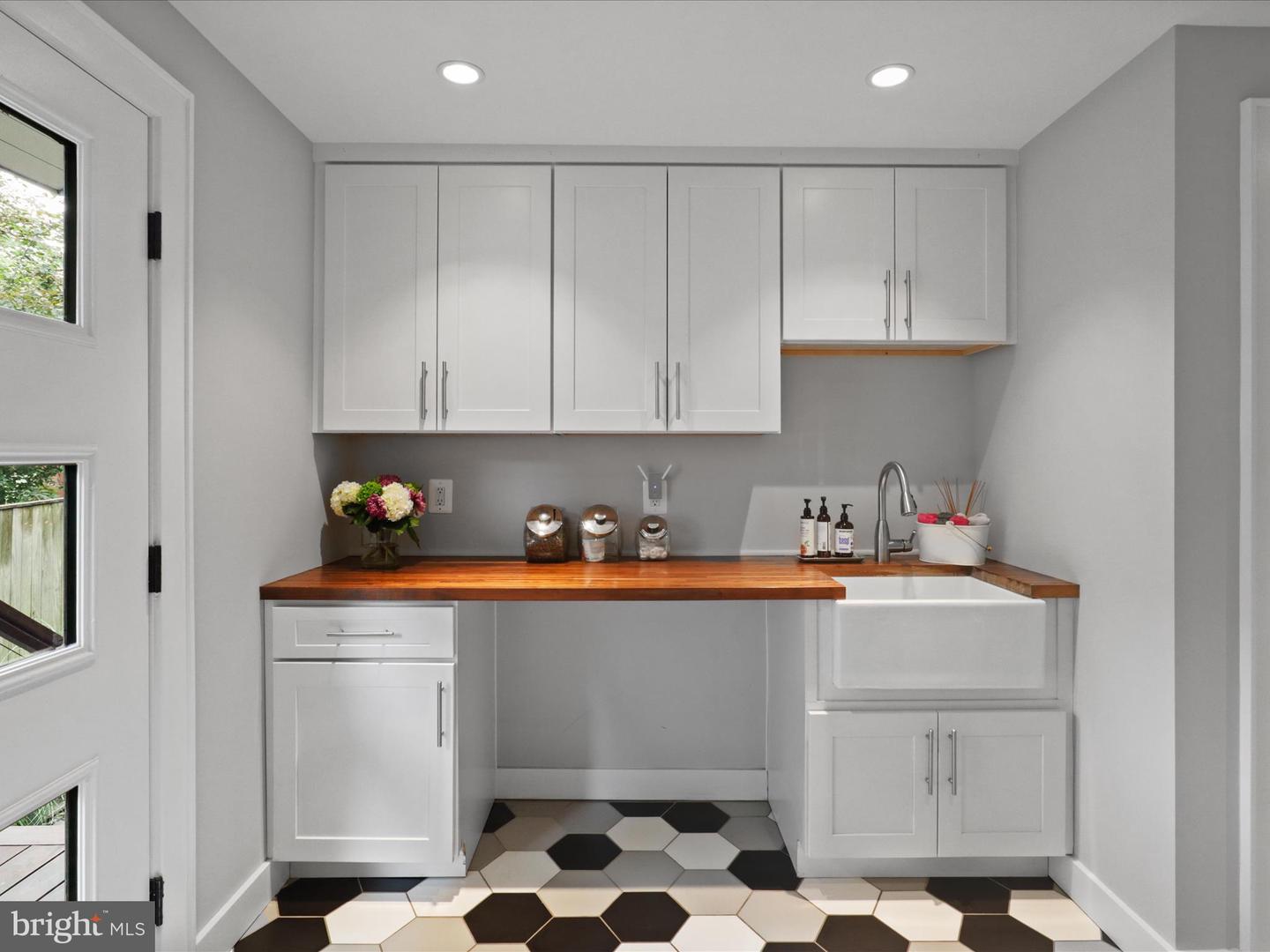 6230 21ST ST N, ARLINGTON, Virginia 22205, 4 Bedrooms Bedrooms, 14 Rooms Rooms,3 BathroomsBathrooms,Residential,For sale,6230 21ST ST N,VAAR2052370 MLS # VAAR2052370