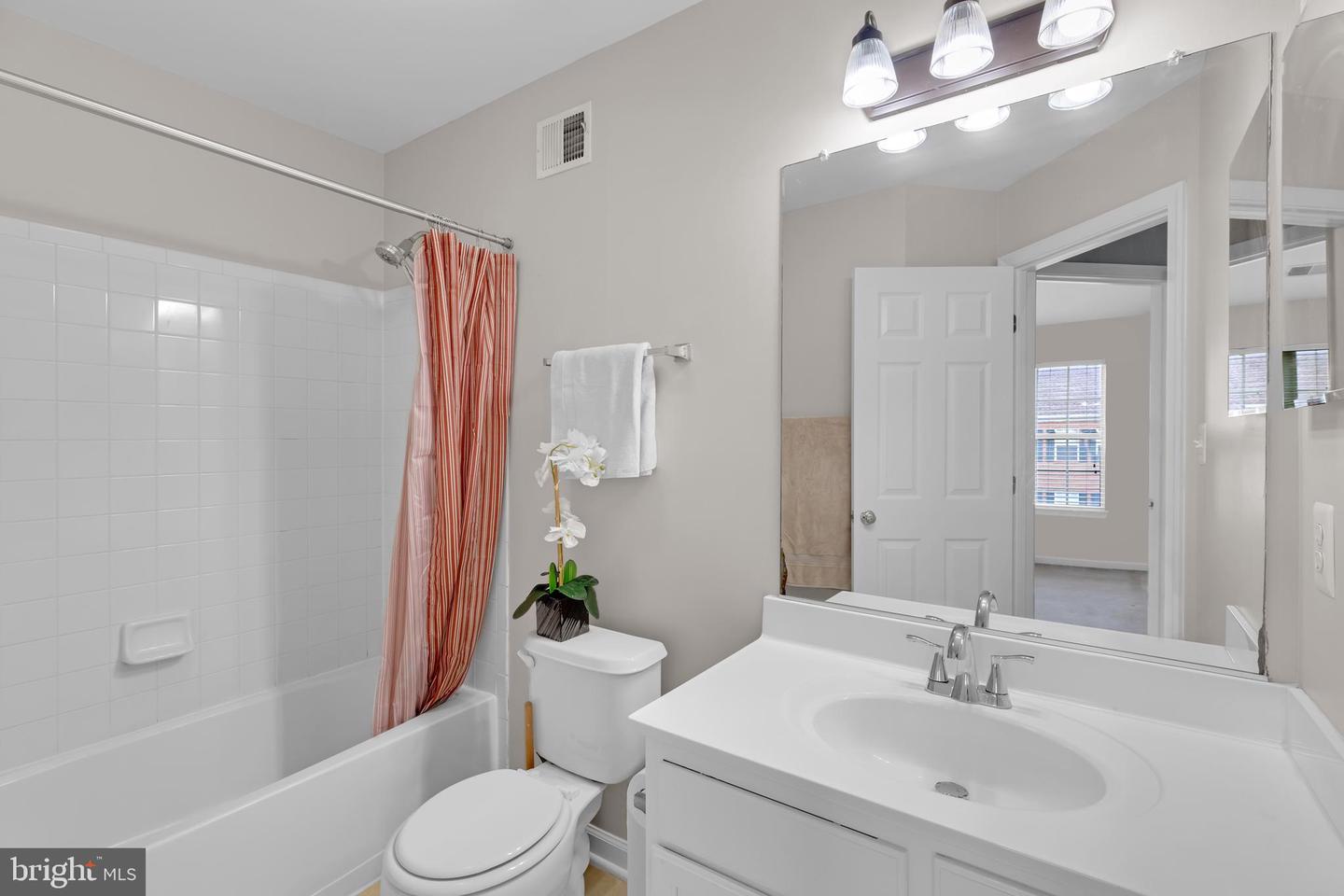 20260 BROOKVIEW SQ, ASHBURN, Virginia 20147, 3 Bedrooms Bedrooms, ,2 BathroomsBathrooms,Residential,For sale,20260 BROOKVIEW SQ,VALO2095202 MLS # VALO2095202