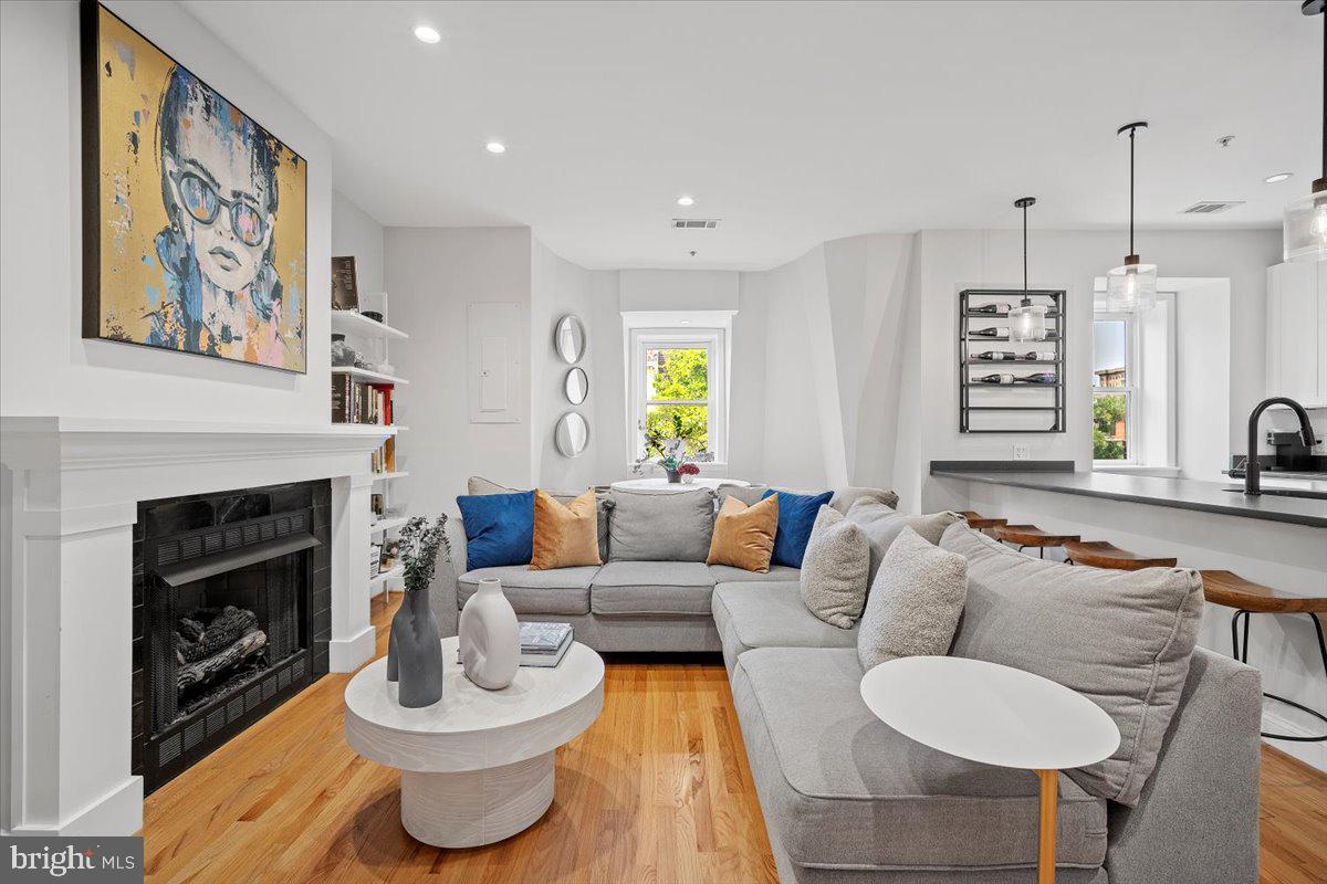 1407 15TH ST NW #4, WASHINGTON, District Of Columbia 20005, 2 Bedrooms Bedrooms, ,2 BathroomsBathrooms,Residential,For sale,1407 15TH ST NW #4,DCDC2199688 MLS # DCDC2199688