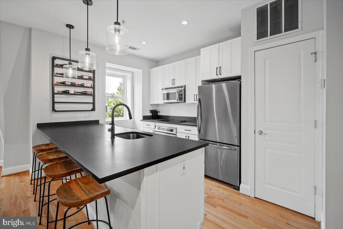 1407 15TH ST NW #4, WASHINGTON, District Of Columbia 20005, 2 Bedrooms Bedrooms, ,2 BathroomsBathrooms,Residential,For sale,1407 15TH ST NW #4,DCDC2199688 MLS # DCDC2199688
