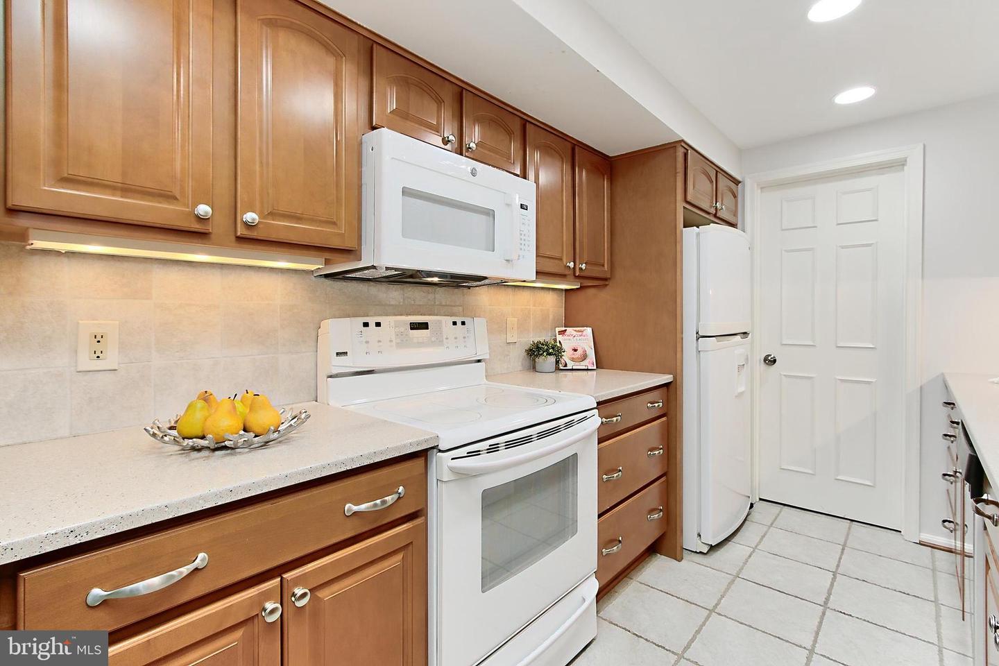 6913-B SANDRA MARIE CIR #B, ALEXANDRIA, Virginia 22310, 2 Bedrooms Bedrooms, ,2 BathroomsBathrooms,Residential,For sale,6913-B SANDRA MARIE CIR #B,VAFX2240272 MLS # VAFX2240272