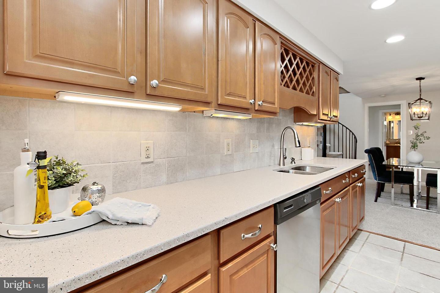 6913-B SANDRA MARIE CIR #B, ALEXANDRIA, Virginia 22310, 2 Bedrooms Bedrooms, ,2 BathroomsBathrooms,Residential,For sale,6913-B SANDRA MARIE CIR #B,VAFX2240272 MLS # VAFX2240272