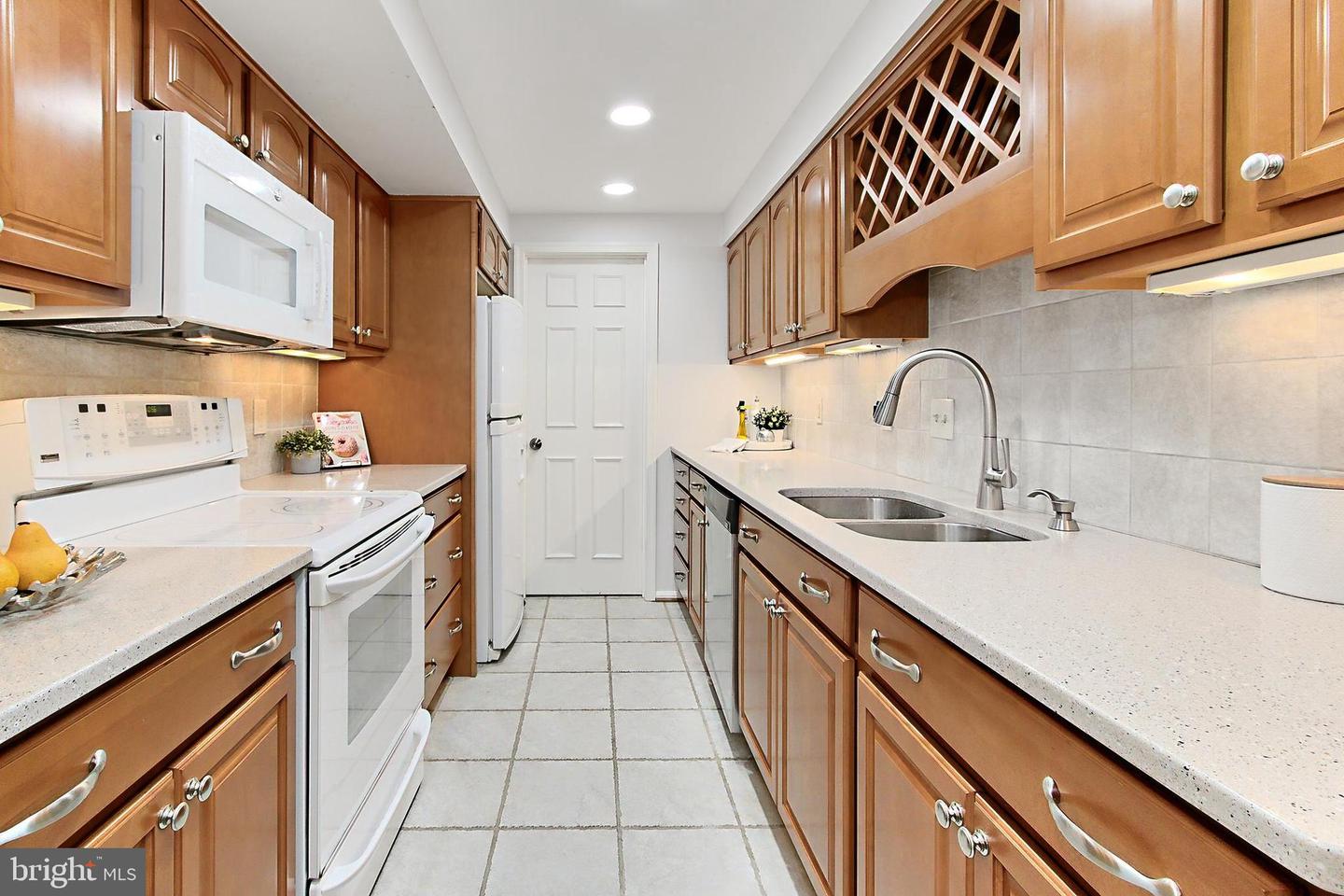 6913-B SANDRA MARIE CIR #B, ALEXANDRIA, Virginia 22310, 2 Bedrooms Bedrooms, ,2 BathroomsBathrooms,Residential,For sale,6913-B SANDRA MARIE CIR #B,VAFX2240272 MLS # VAFX2240272