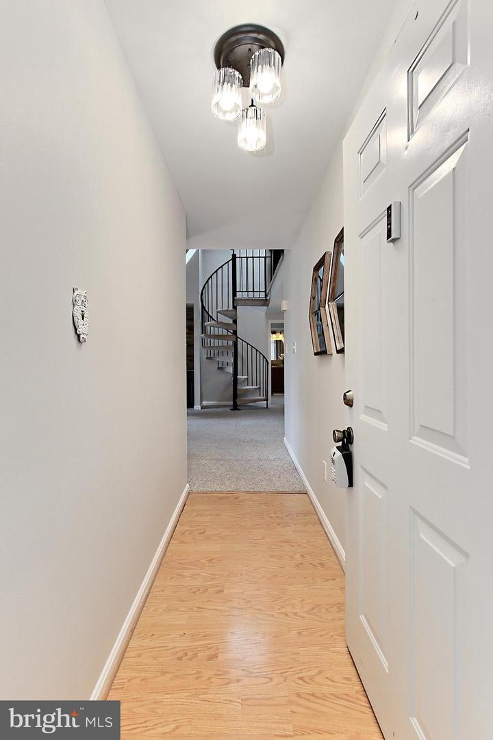 6913-B SANDRA MARIE CIR #B, ALEXANDRIA, Virginia 22310, 2 Bedrooms Bedrooms, ,2 BathroomsBathrooms,Residential,For sale,6913-B SANDRA MARIE CIR #B,VAFX2240272 MLS # VAFX2240272