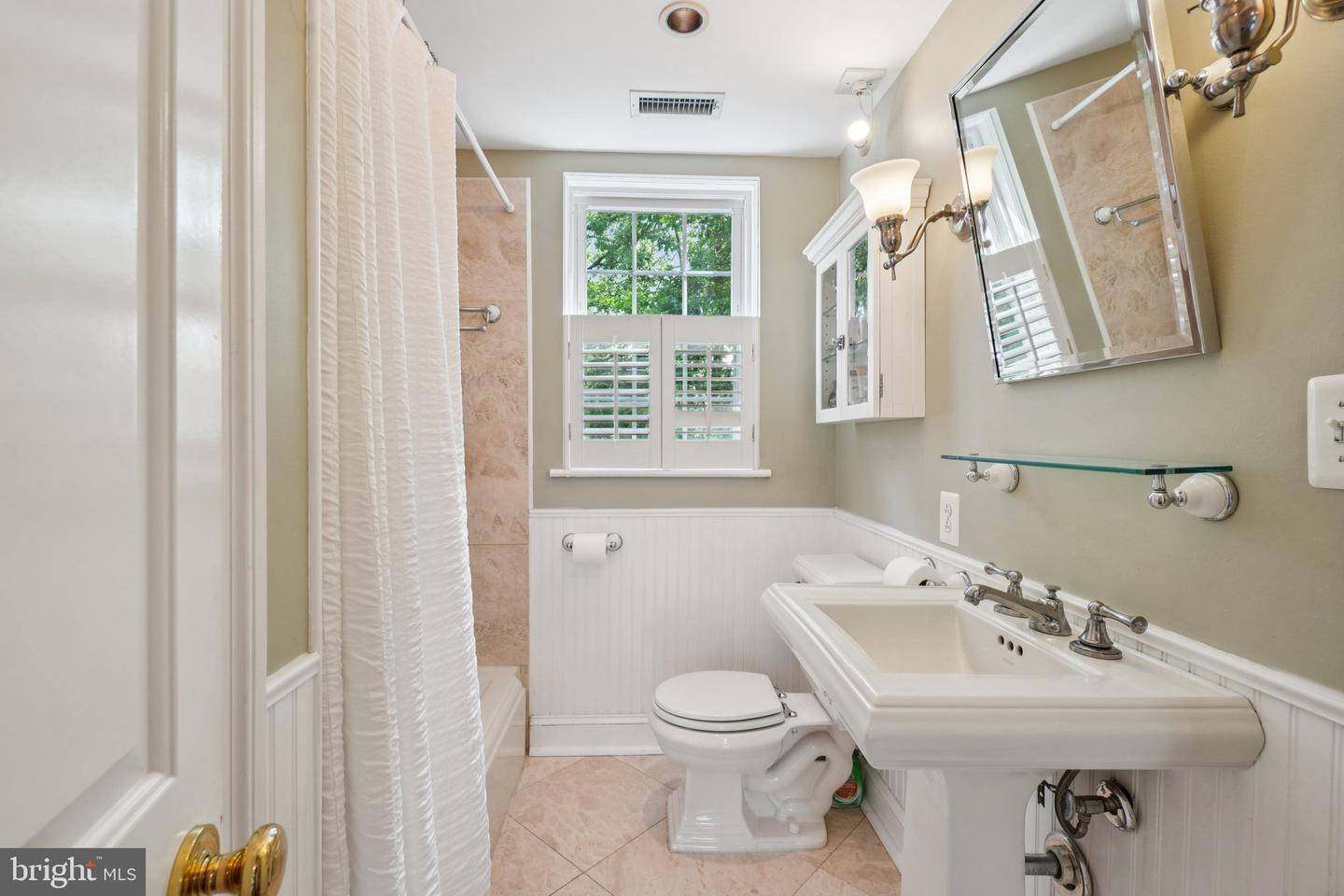 2862 S BUCHANAN ST S #B2, ARLINGTON, Virginia 22206, 3 Bedrooms Bedrooms, ,2 BathroomsBathrooms,Residential,For sale,2862 S BUCHANAN ST S #B2,VAAR2057540 MLS # VAAR2057540