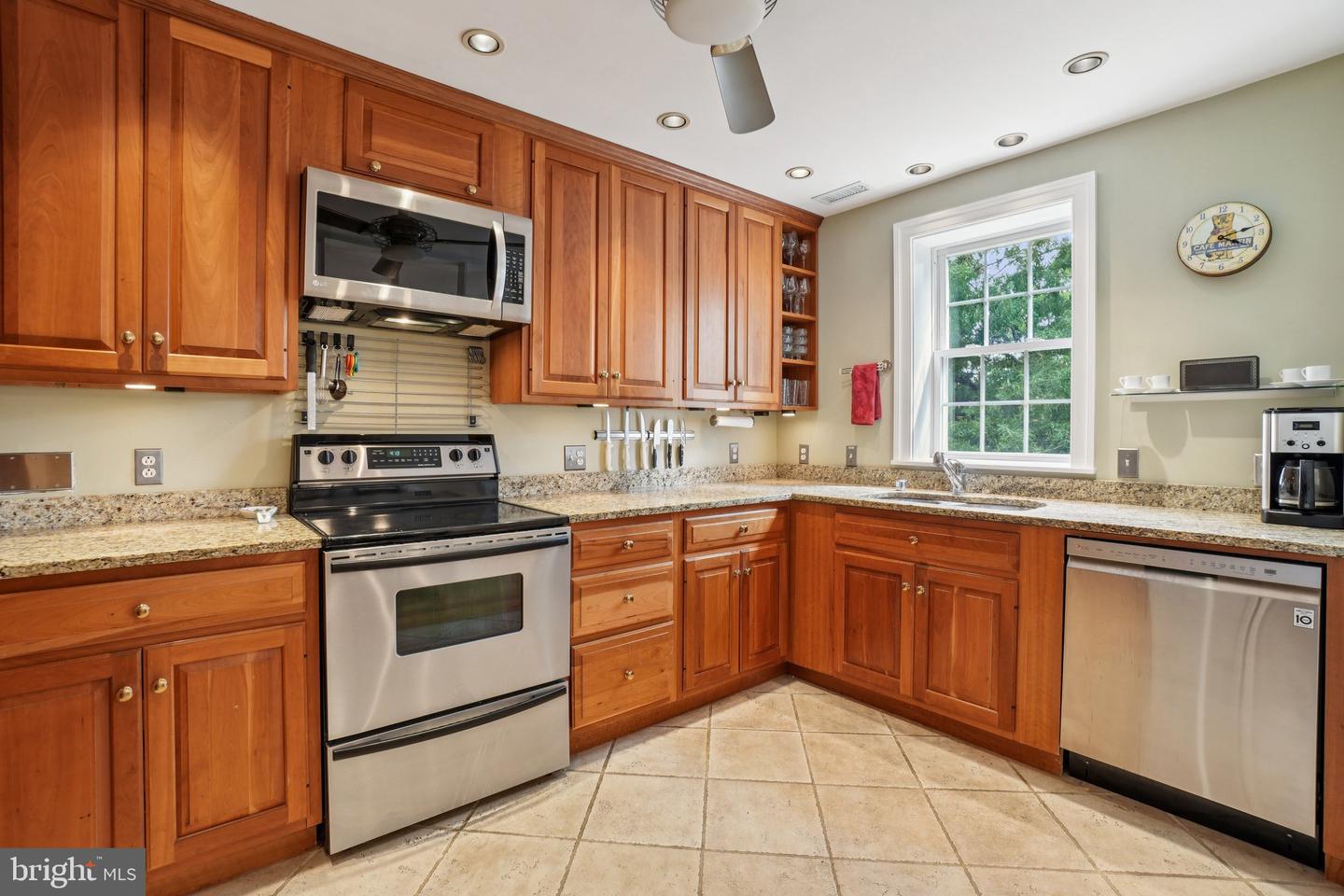 2862 S BUCHANAN ST S #B2, ARLINGTON, Virginia 22206, 3 Bedrooms Bedrooms, ,2 BathroomsBathrooms,Residential,For sale,2862 S BUCHANAN ST S #B2,VAAR2057540 MLS # VAAR2057540