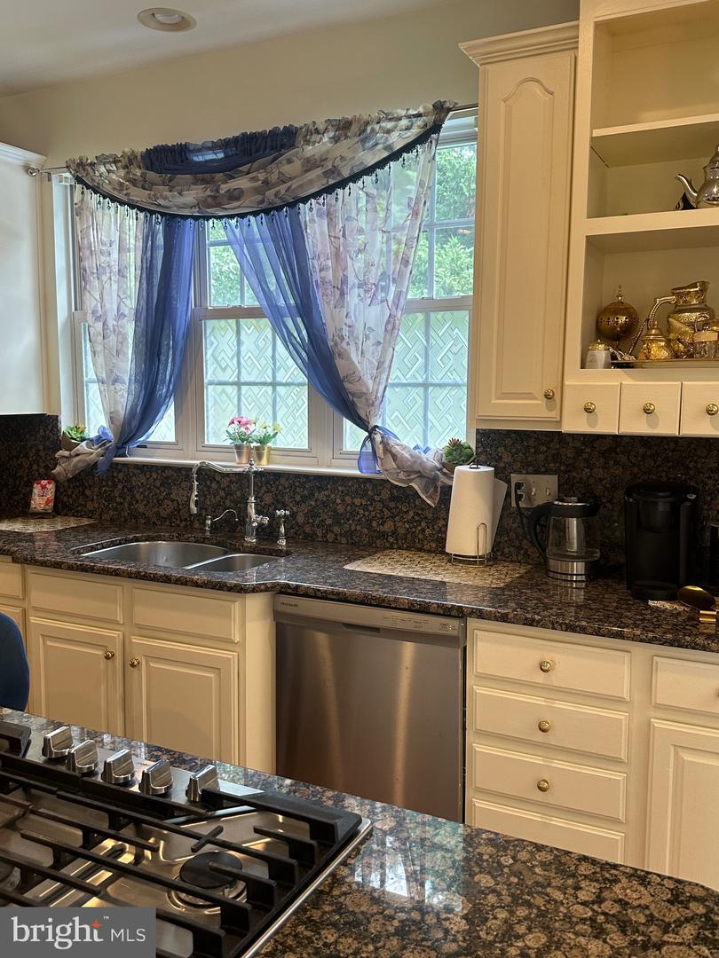 25872 FLINTONBRIDGE DR, CHANTILLY, Virginia 20152, 4 Bedrooms Bedrooms, ,3 BathroomsBathrooms,Residential,For sale,25872 FLINTONBRIDGE DR,VALO2097222 MLS # VALO2097222