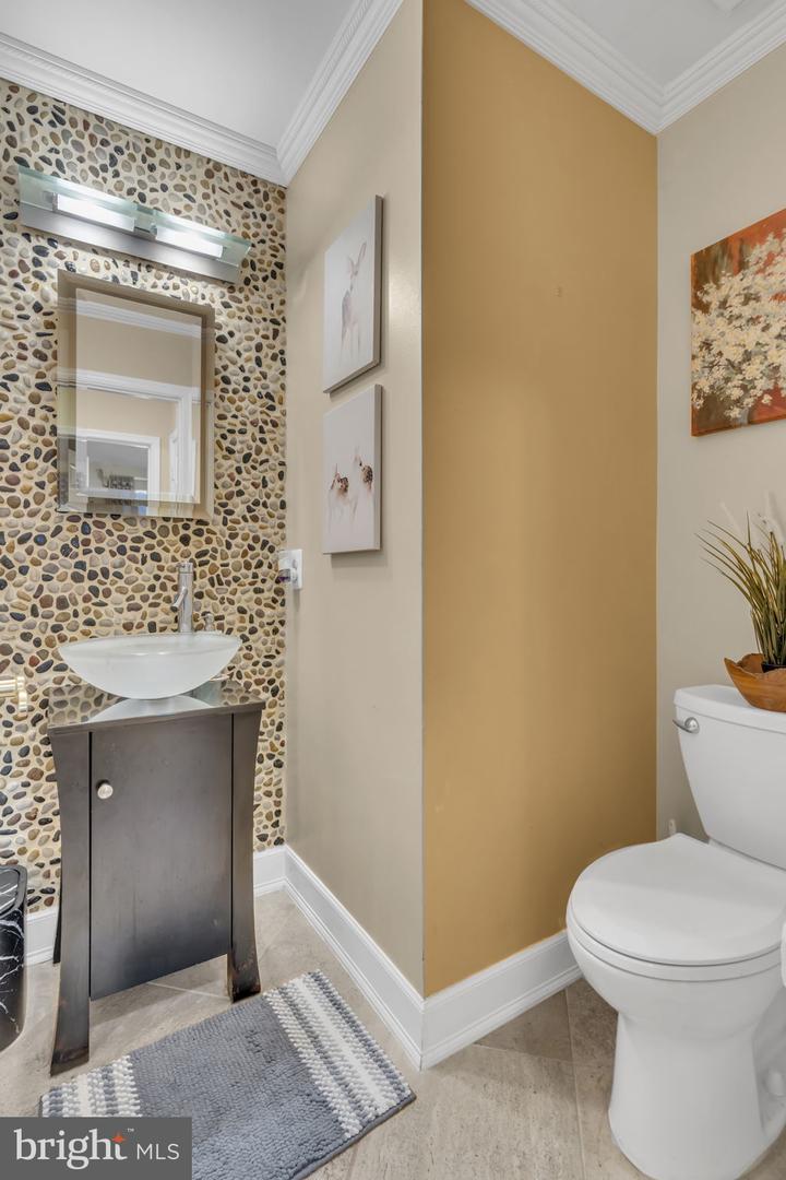 7504 WALNUT HILL LN, FALLS CHURCH, Virginia 22042, 4 Bedrooms Bedrooms, ,4 BathroomsBathrooms,Residential,For sale,7504 WALNUT HILL LN,VAFX2242338 MLS # VAFX2242338