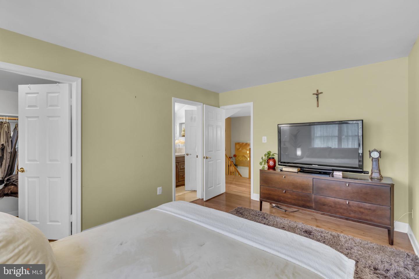 7504 WALNUT HILL LN, FALLS CHURCH, Virginia 22042, 4 Bedrooms Bedrooms, ,4 BathroomsBathrooms,Residential,For sale,7504 WALNUT HILL LN,VAFX2242338 MLS # VAFX2242338