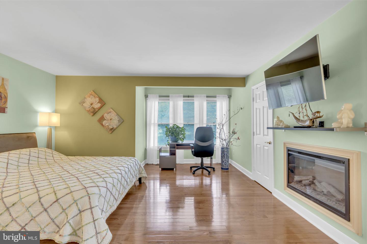 7504 WALNUT HILL LN, FALLS CHURCH, Virginia 22042, 4 Bedrooms Bedrooms, ,4 BathroomsBathrooms,Residential,For sale,7504 WALNUT HILL LN,VAFX2242338 MLS # VAFX2242338