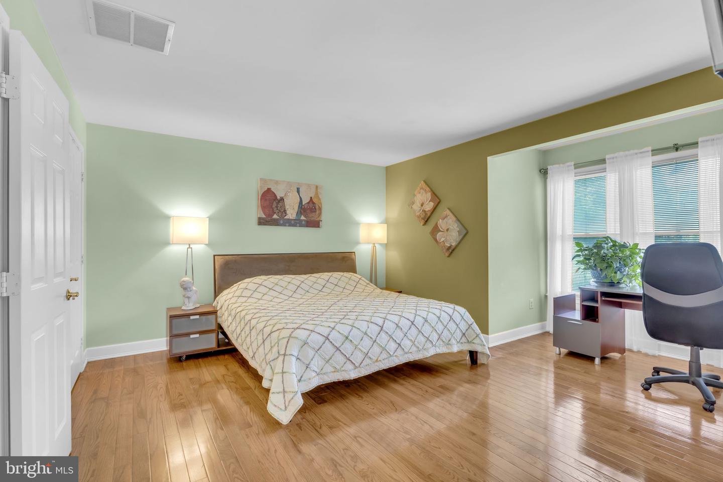7504 WALNUT HILL LN, FALLS CHURCH, Virginia 22042, 4 Bedrooms Bedrooms, ,4 BathroomsBathrooms,Residential,For sale,7504 WALNUT HILL LN,VAFX2242338 MLS # VAFX2242338