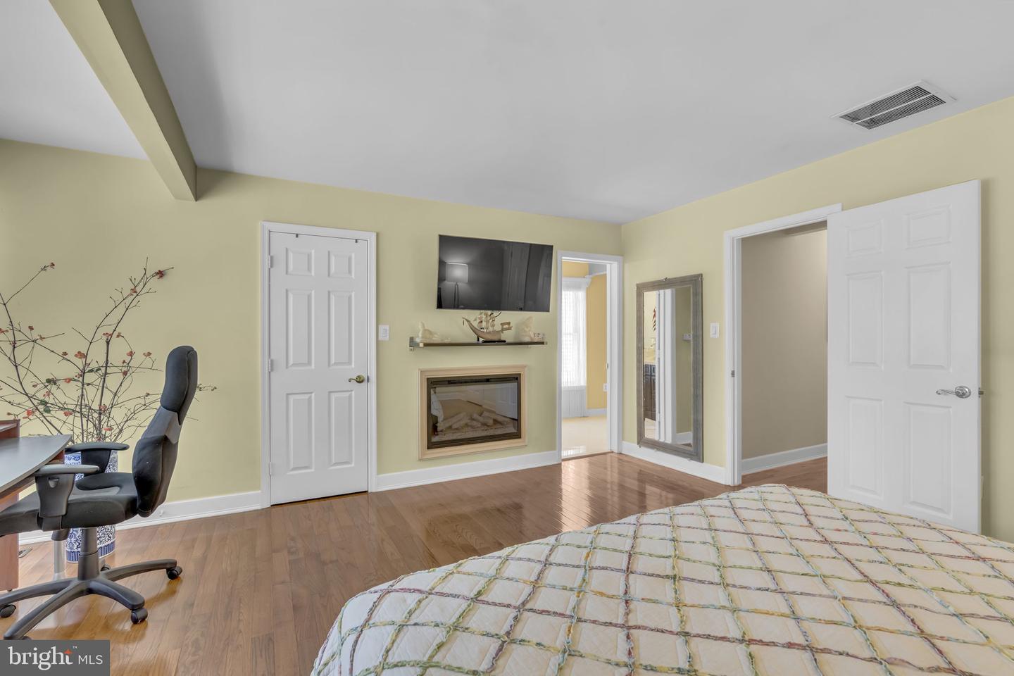 7504 WALNUT HILL LN, FALLS CHURCH, Virginia 22042, 4 Bedrooms Bedrooms, ,4 BathroomsBathrooms,Residential,For sale,7504 WALNUT HILL LN,VAFX2242338 MLS # VAFX2242338