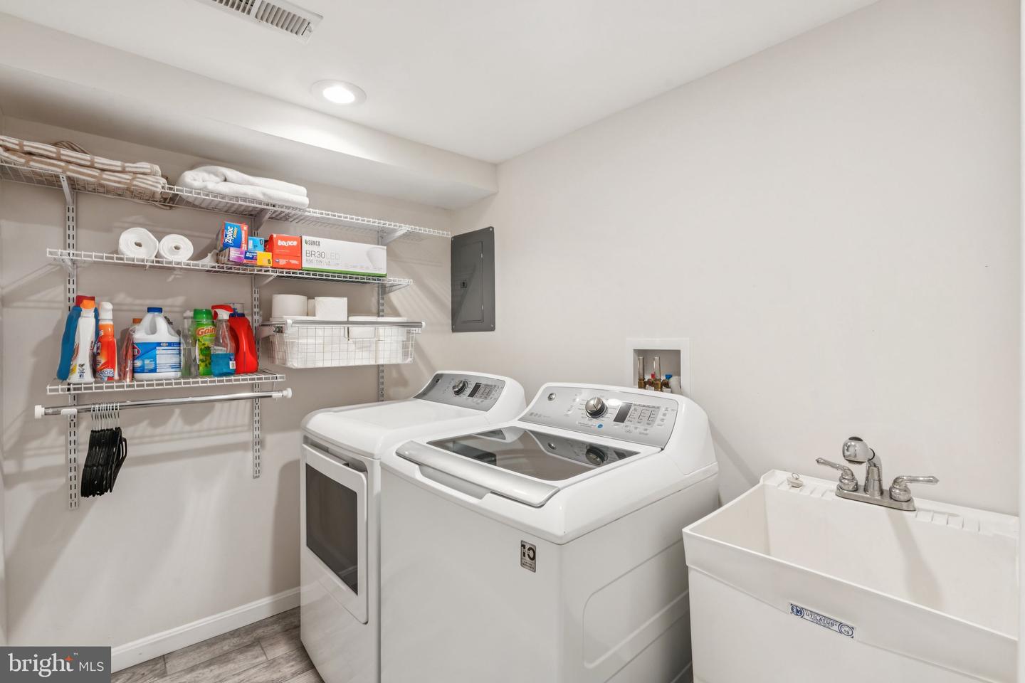 615 S HENRY ST, ALEXANDRIA, Virginia 22314, 2 Bedrooms Bedrooms, ,2 BathroomsBathrooms,Residential,For sale,615 S HENRY ST,VAAX2045782 MLS # VAAX2045782