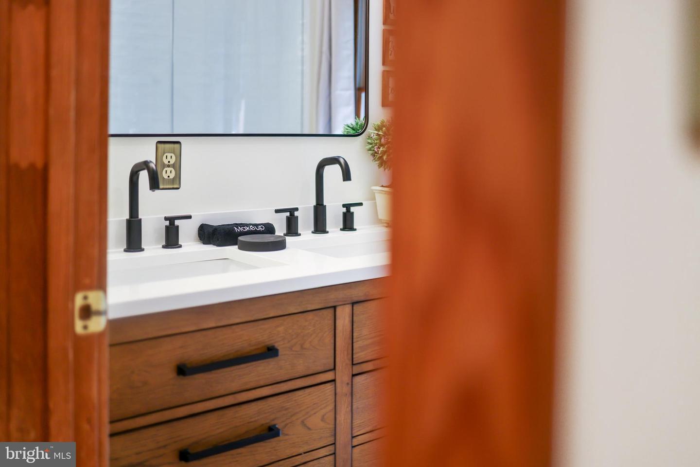 21663 OATLANDS RD, ALDIE, Virginia 20105, 3 Bedrooms Bedrooms, ,4 BathroomsBathrooms,Residential,For sale,21663 OATLANDS RD,VALO2098082 MLS # VALO2098082