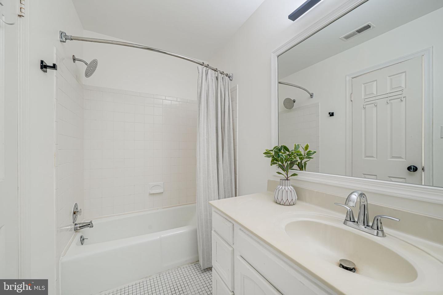 2702 KENWOOD AVE, ALEXANDRIA, Virginia 22302, 3 Bedrooms Bedrooms, ,2 BathroomsBathrooms,Residential,For sale,2702 KENWOOD AVE,VAAX2045848 MLS # VAAX2045848