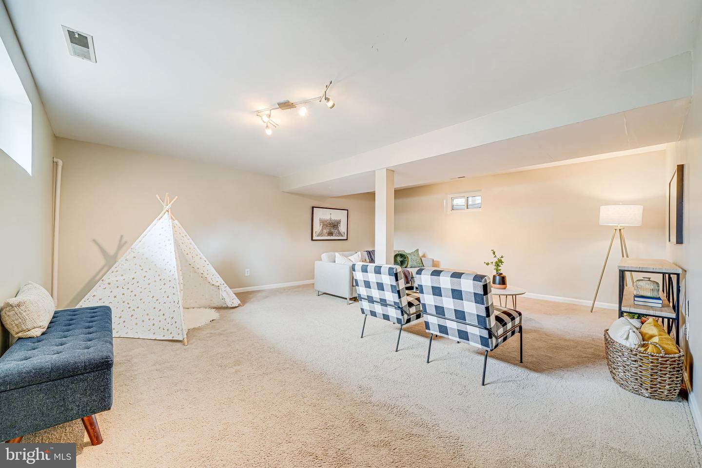 2702 KENWOOD AVE, ALEXANDRIA, Virginia 22302, 3 Bedrooms Bedrooms, ,2 BathroomsBathrooms,Residential,For sale,2702 KENWOOD AVE,VAAX2045848 MLS # VAAX2045848