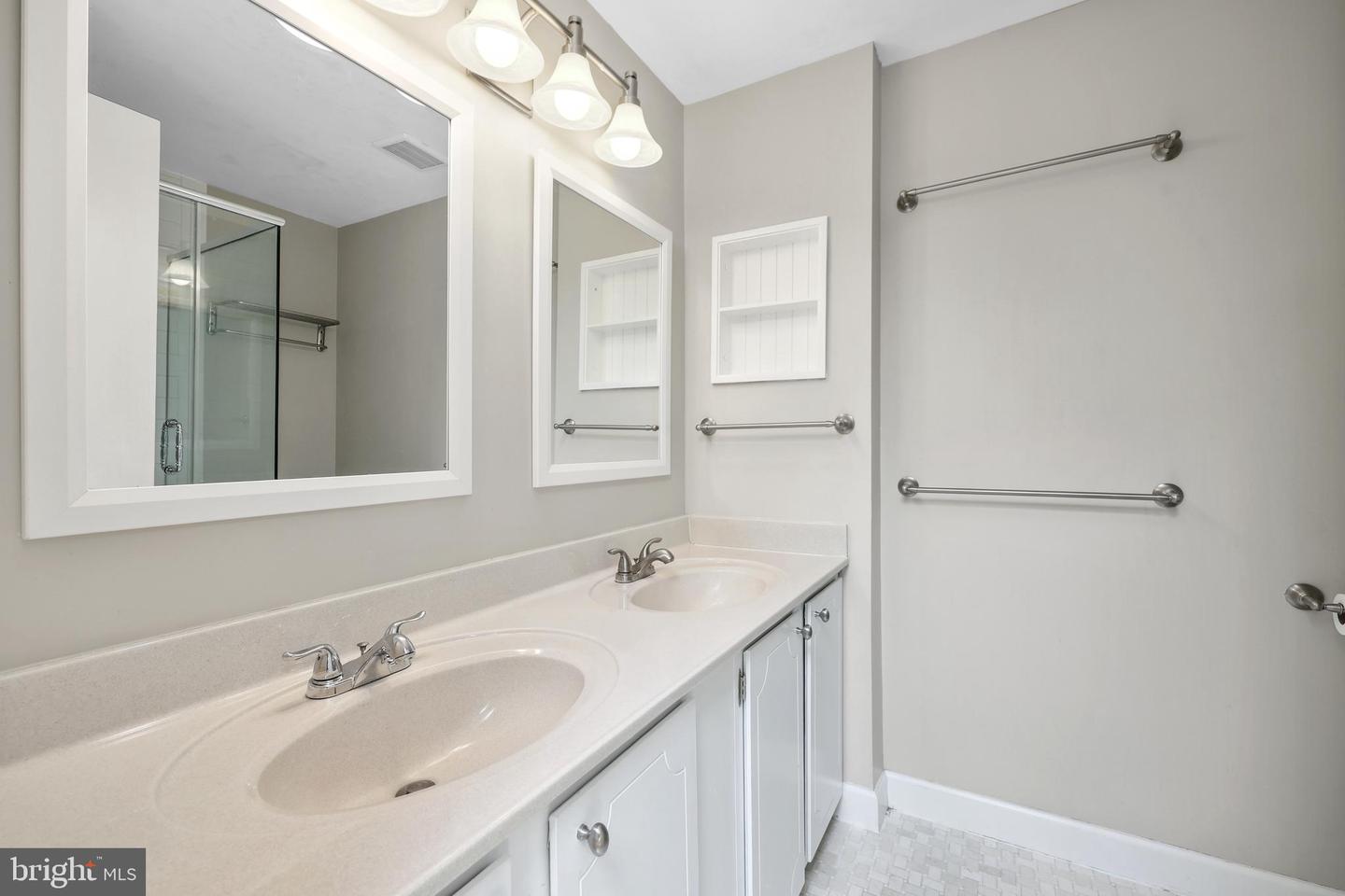 2893 SUTTON OAKS LN, VIENNA, Virginia 22181, 4 Bedrooms Bedrooms, ,3 BathroomsBathrooms,Residential,For sale,2893 SUTTON OAKS LN,VAFX2244052 MLS # VAFX2244052