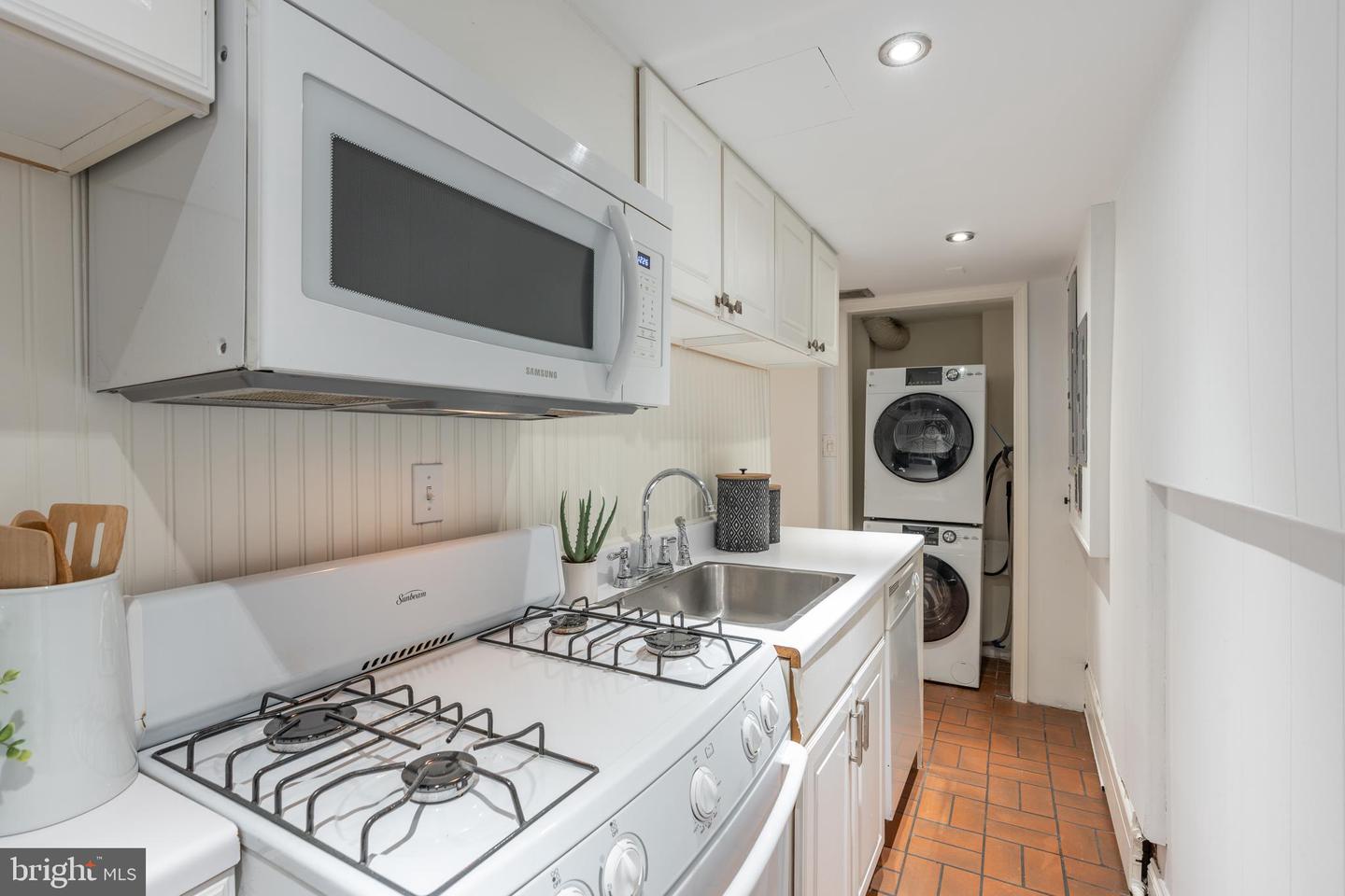 2028 HILLYER PL NW, WASHINGTON, District Of Columbia 20009, 4 Bedrooms Bedrooms, ,4 BathroomsBathrooms,Residential,For sale,2028 HILLYER PL NW,DCDC2205588 MLS # DCDC2205588