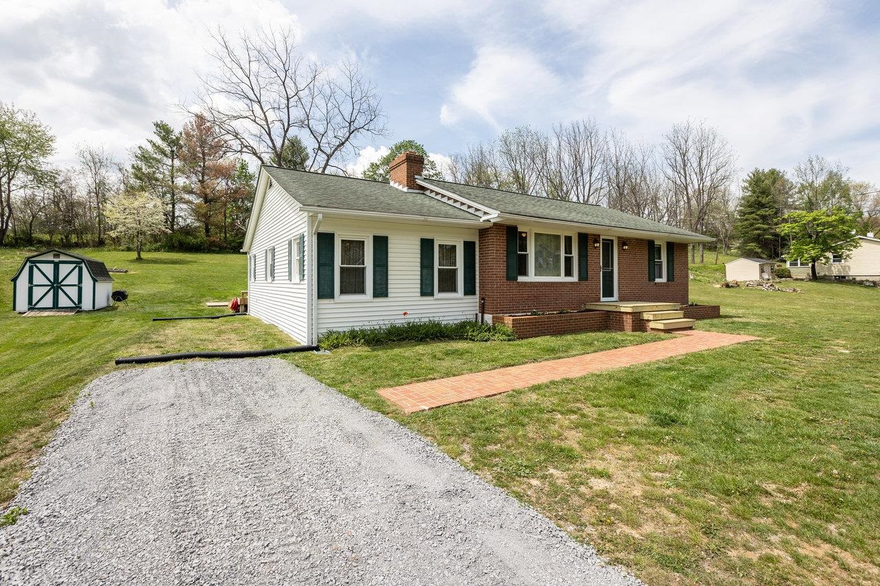 911 OLD WHITE HILL RD, STUARTS DRAFT, Virginia 24477, 2 Bedrooms Bedrooms, ,2 BathroomsBathrooms,Residential,911 OLD WHITE HILL RD,663745 MLS # 663745