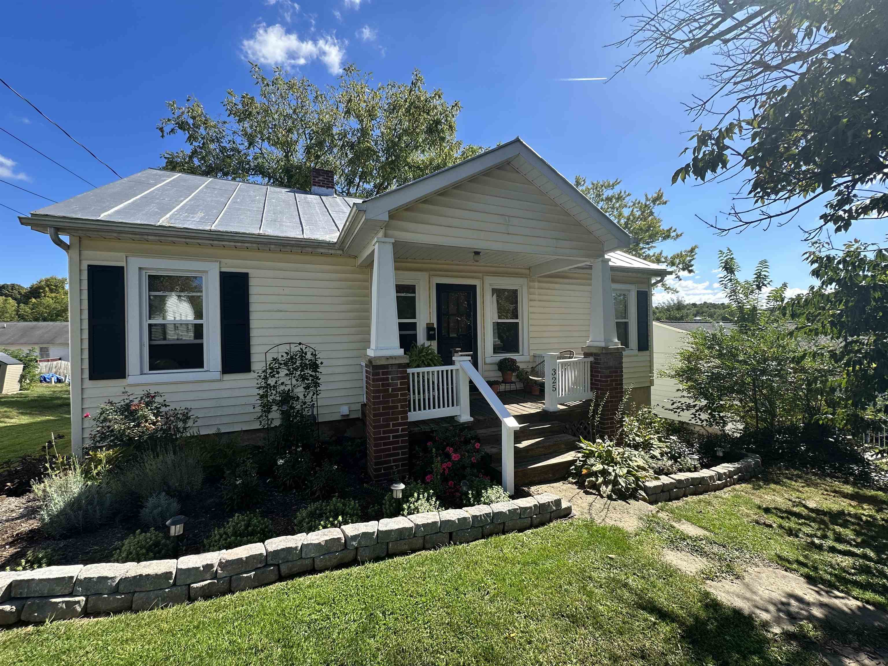 325 THOMPSON ST, STAUNTON, Virginia 24401, 3 Bedrooms Bedrooms, ,1 BathroomBathrooms,Residential,325 THOMPSON ST,665713 MLS # 665713