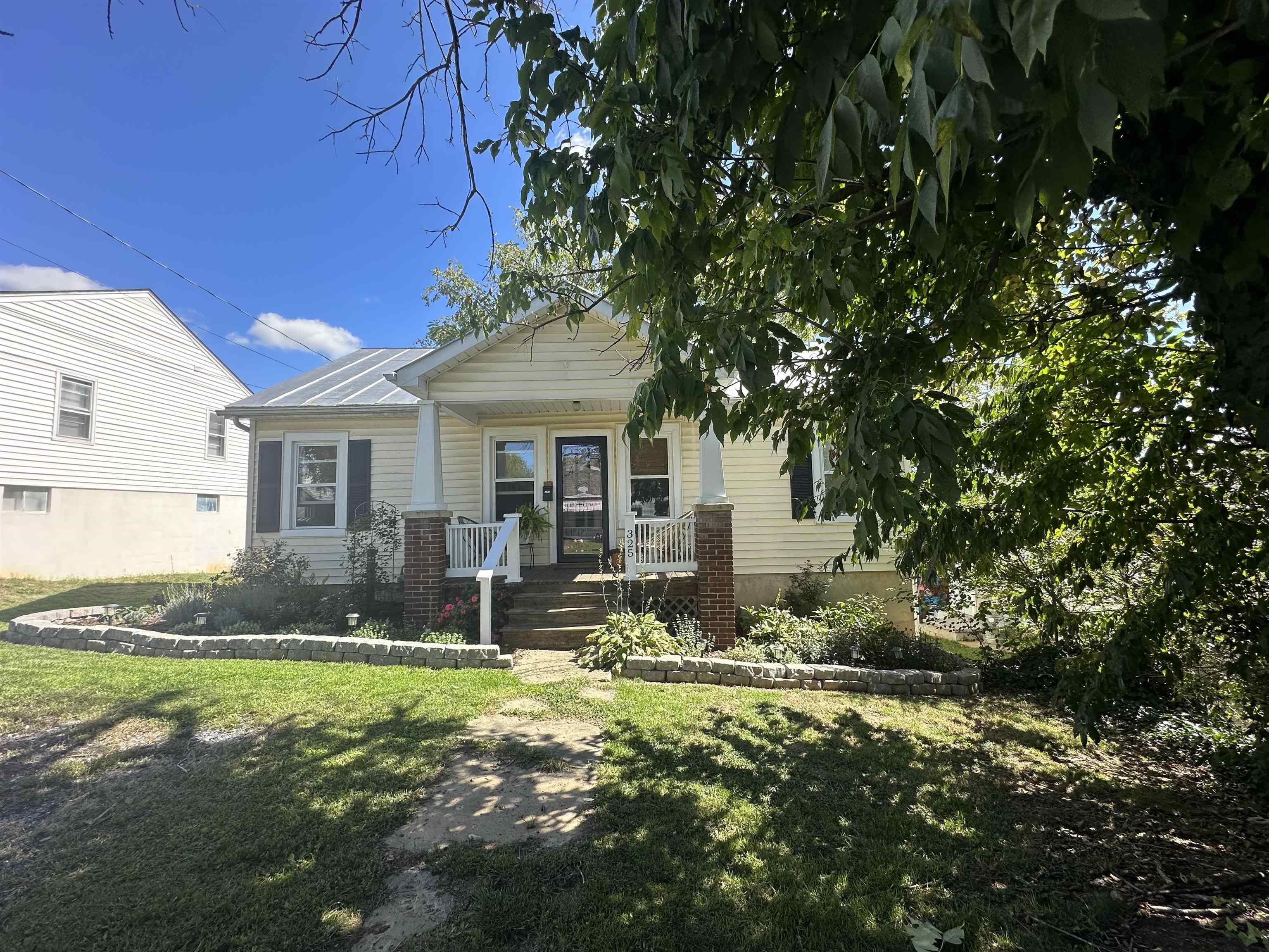 325 THOMPSON ST, STAUNTON, Virginia 24401, 3 Bedrooms Bedrooms, ,1 BathroomBathrooms,Residential,325 THOMPSON ST,665713 MLS # 665713