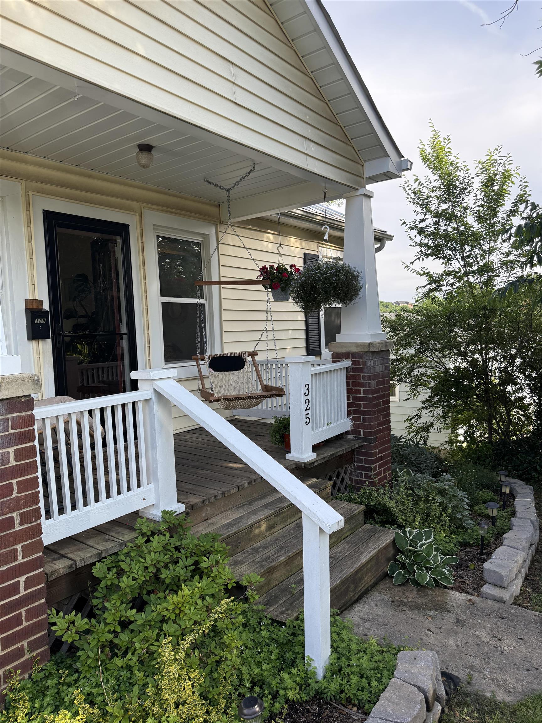 325 THOMPSON ST, STAUNTON, Virginia 24401, 3 Bedrooms Bedrooms, ,1 BathroomBathrooms,Residential,325 THOMPSON ST,665713 MLS # 665713