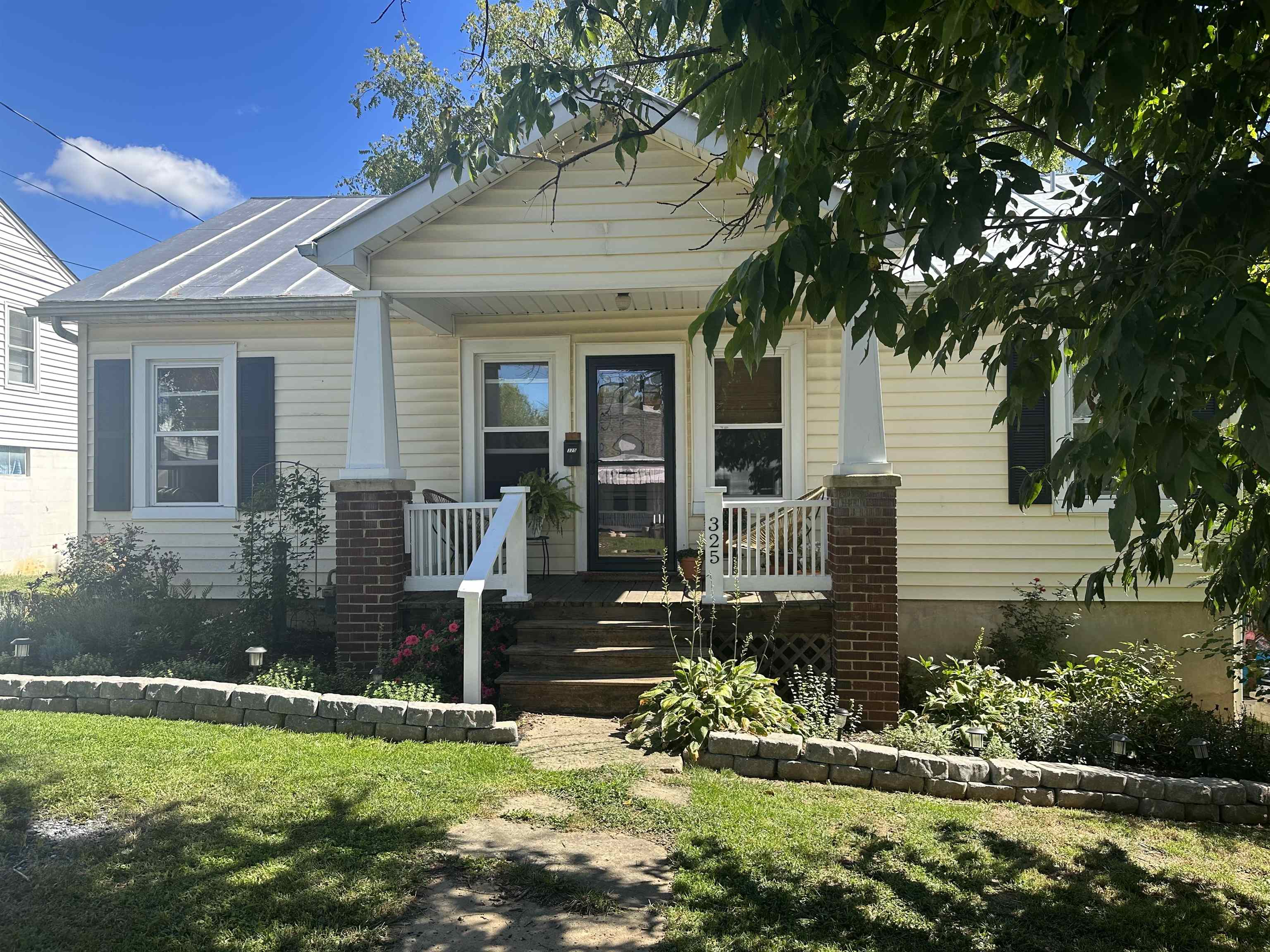 325 THOMPSON ST, STAUNTON, Virginia 24401, 3 Bedrooms Bedrooms, ,1 BathroomBathrooms,Residential,325 THOMPSON ST,665713 MLS # 665713