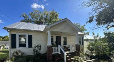325 THOMPSON ST, STAUNTON, Virginia 24401, 3 Bedrooms Bedrooms, ,1 BathroomBathrooms,Residential,325 THOMPSON ST,665713 MLS # 665713