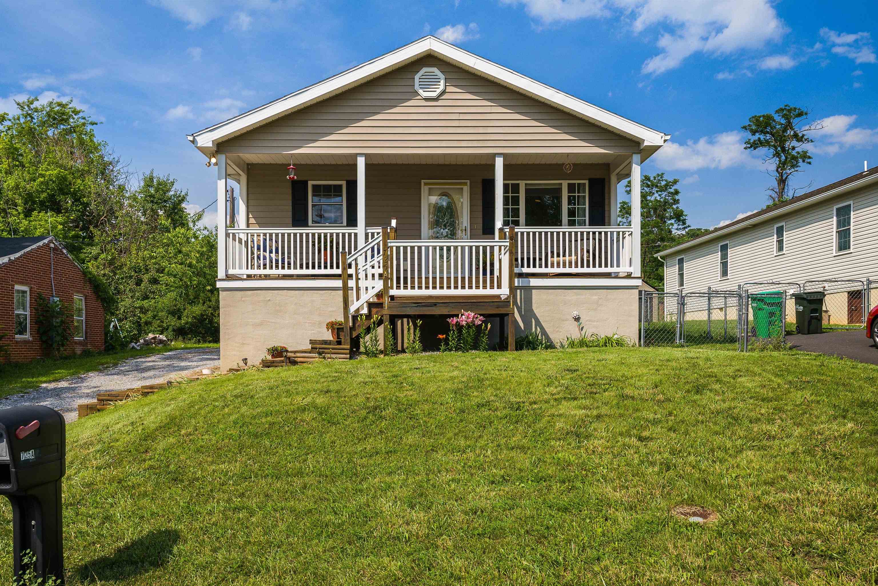 725 MINEOLA ST, STAUNTON, Virginia 24401, 3 Bedrooms Bedrooms, ,2 BathroomsBathrooms,Residential,725 MINEOLA ST,665725 MLS # 665725