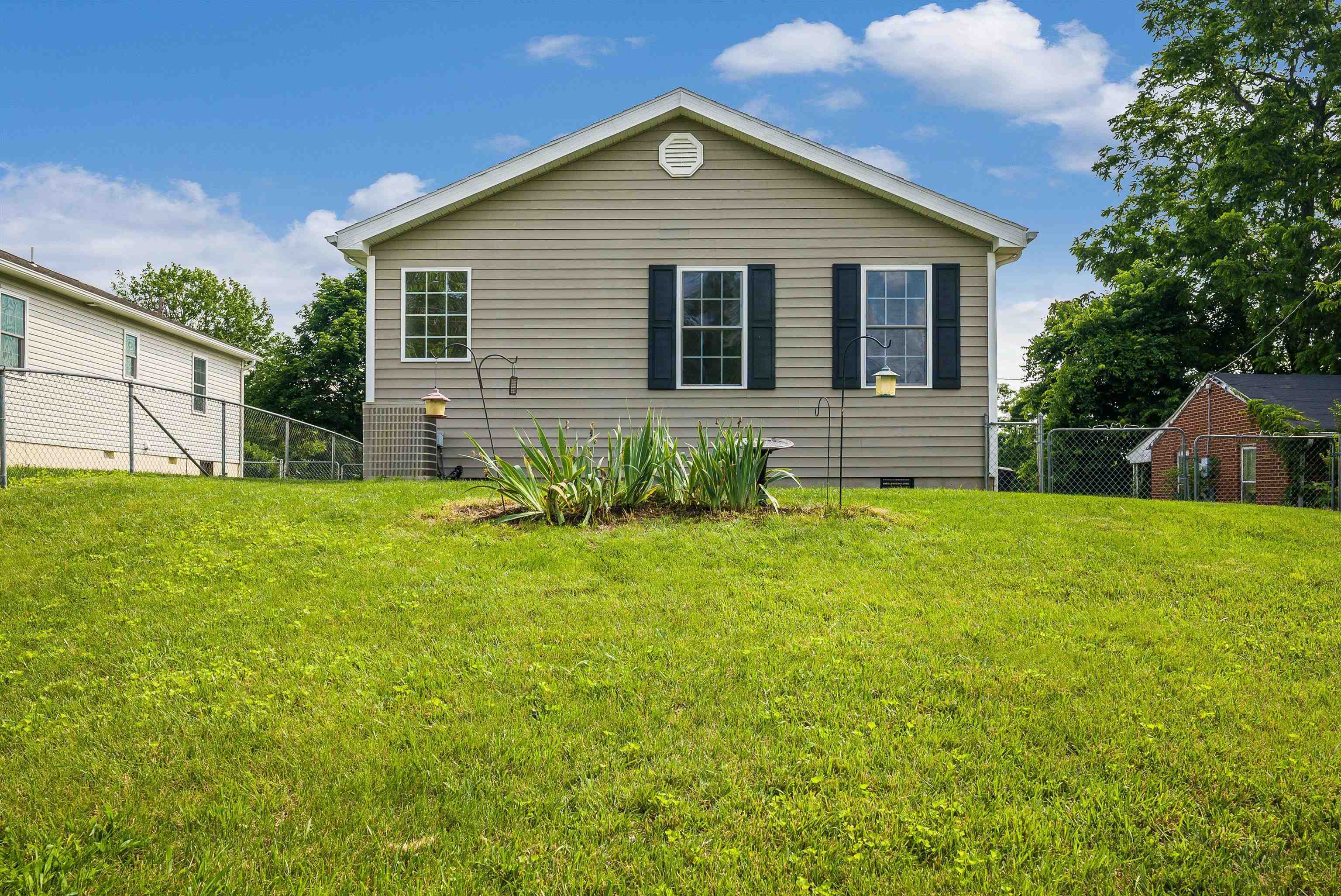 725 MINEOLA ST, STAUNTON, Virginia 24401, 3 Bedrooms Bedrooms, ,2 BathroomsBathrooms,Residential,725 MINEOLA ST,665725 MLS # 665725