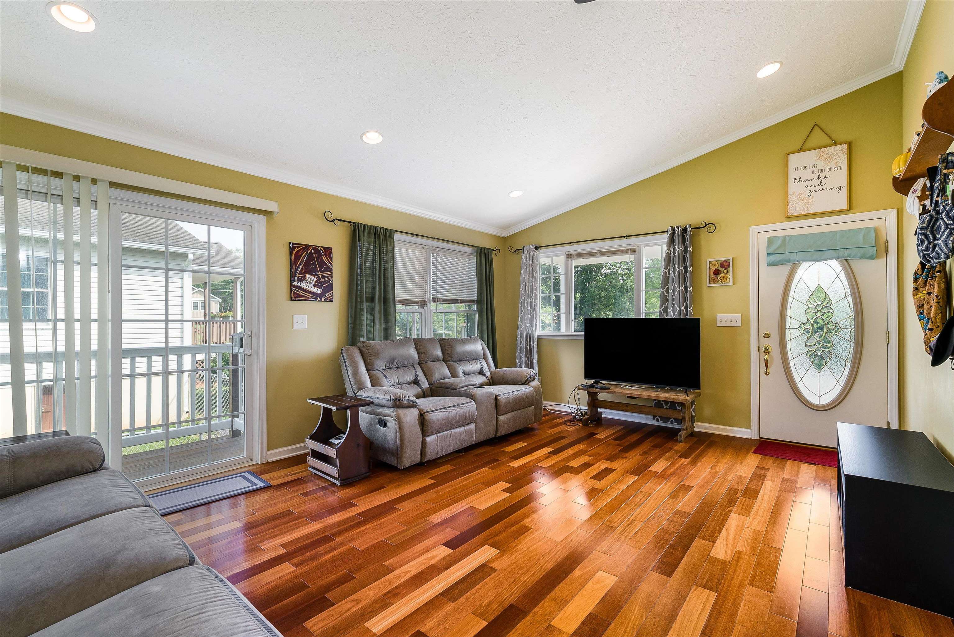 725 MINEOLA ST, STAUNTON, Virginia 24401, 3 Bedrooms Bedrooms, ,2 BathroomsBathrooms,Residential,725 MINEOLA ST,665725 MLS # 665725
