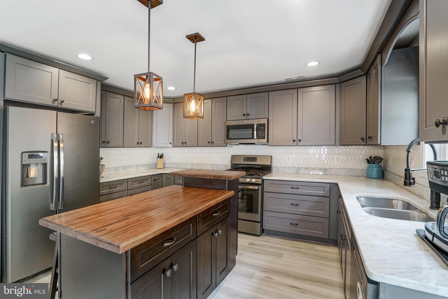 6022 RIXEY DR, ALEXANDRIA, Virginia 22303, 4 Bedrooms Bedrooms, ,3 BathroomsBathrooms,Residential,For sale,6022 RIXEY DR,VAFX2233438 MLS # VAFX2233438