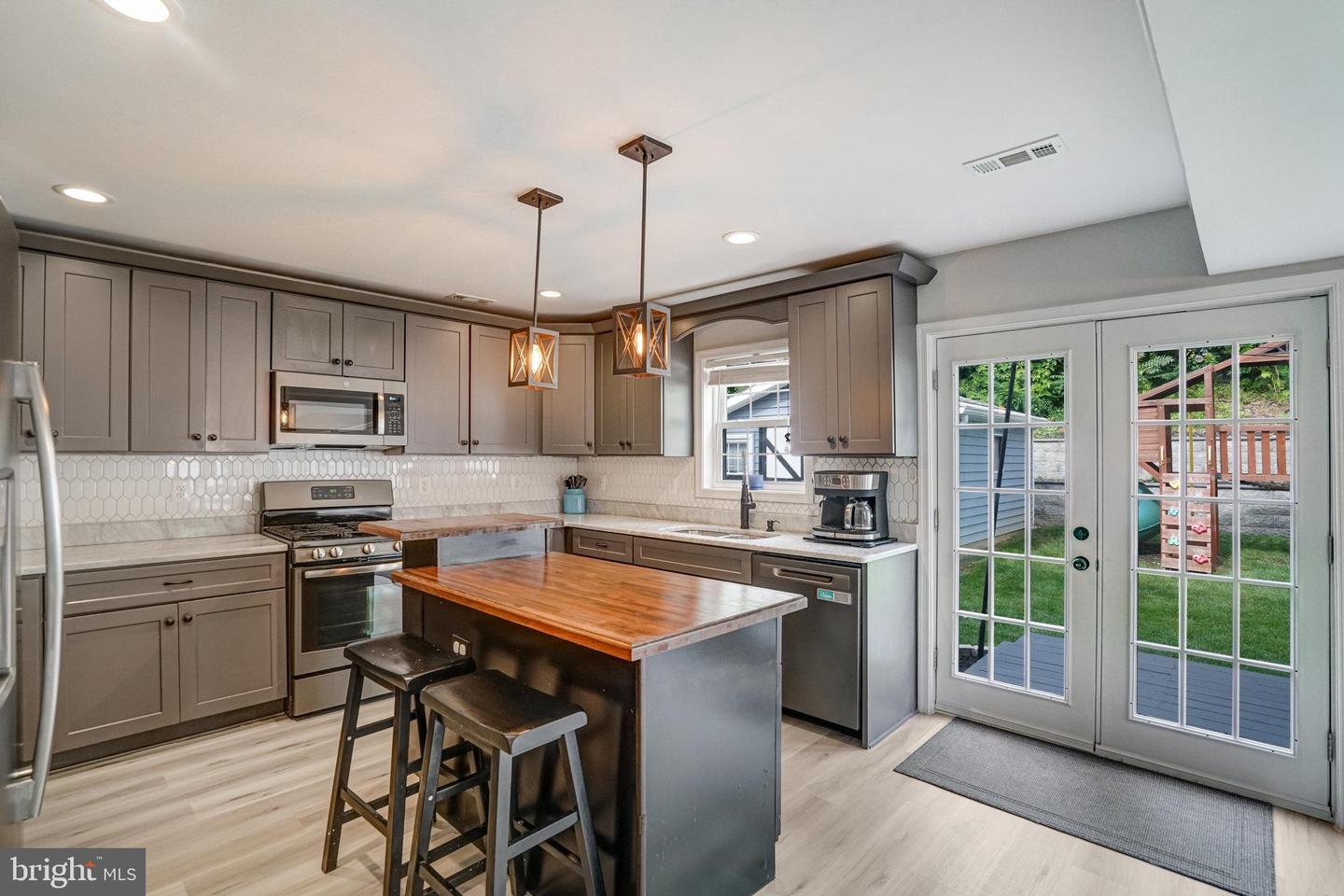 6022 RIXEY DR, ALEXANDRIA, Virginia 22303, 4 Bedrooms Bedrooms, ,3 BathroomsBathrooms,Residential,For sale,6022 RIXEY DR,VAFX2233438 MLS # VAFX2233438