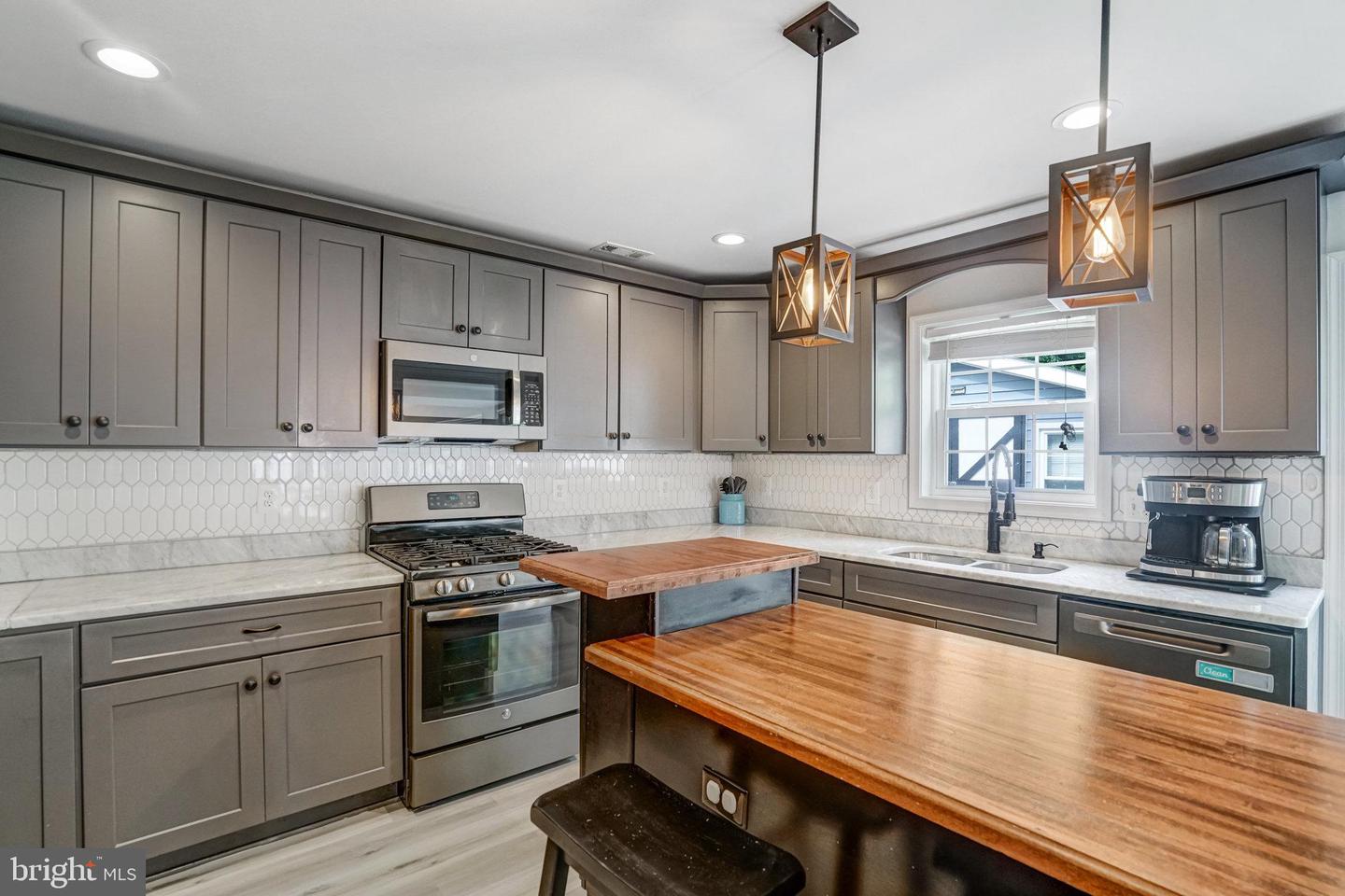 6022 RIXEY DR, ALEXANDRIA, Virginia 22303, 4 Bedrooms Bedrooms, ,3 BathroomsBathrooms,Residential,For sale,6022 RIXEY DR,VAFX2233438 MLS # VAFX2233438