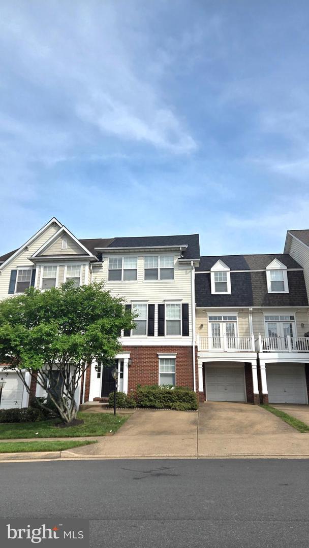 8287 GLADE BANK DR, MANASSAS, Virginia 20111, 4 Bedrooms Bedrooms, ,3 BathroomsBathrooms,Residential,For sale,8287 GLADE BANK DR,VAPW2093182 MLS # VAPW2093182