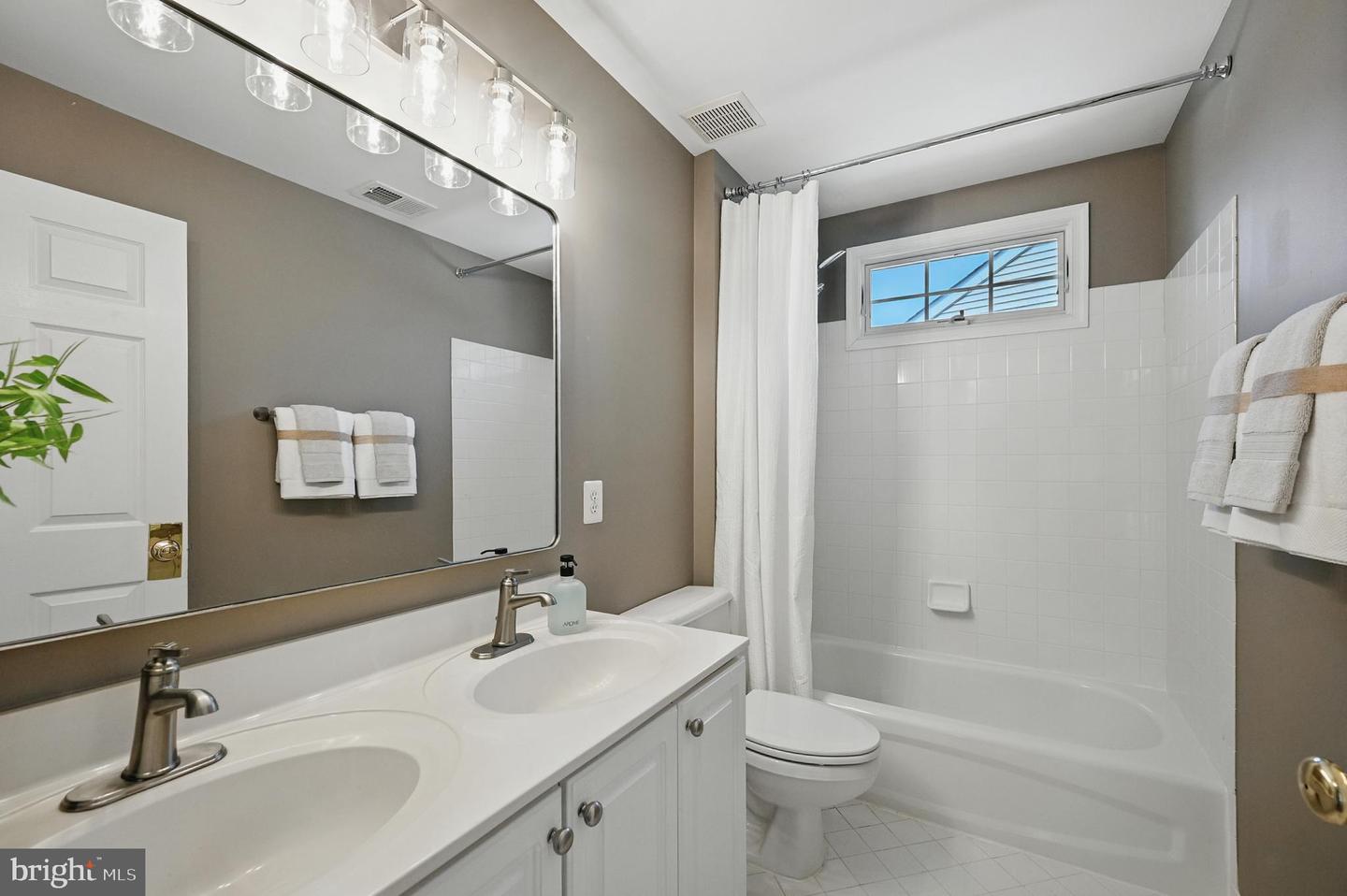 10861 HUNTER GATE WAY, RESTON, Virginia 20194, 4 Bedrooms Bedrooms, ,3 BathroomsBathrooms,Residential,For sale,10861 HUNTER GATE WAY,VAFX2243380 MLS # VAFX2243380
