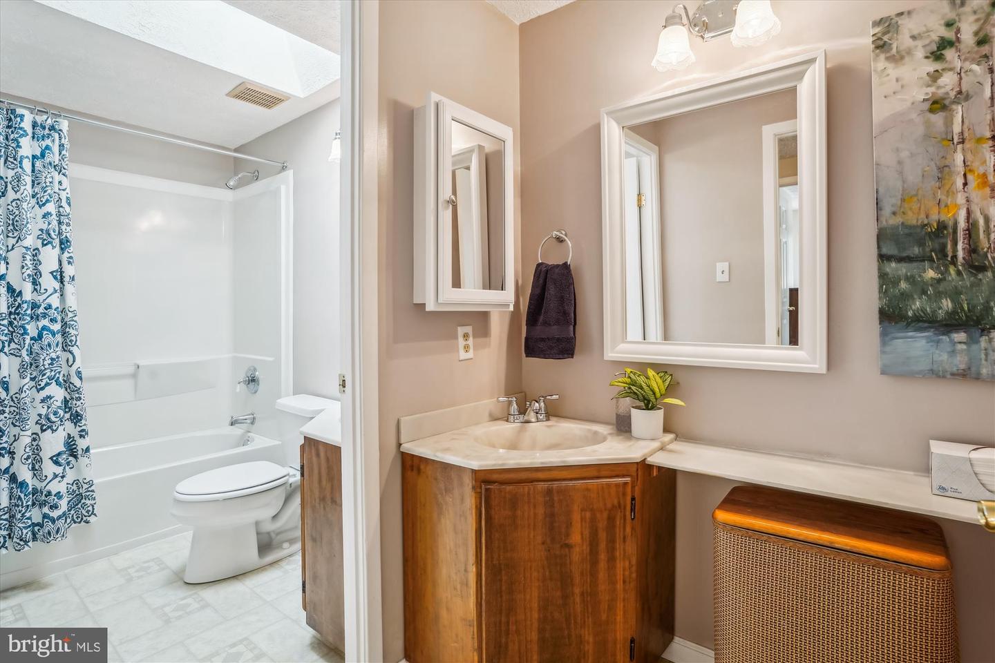 15894 NORTHGATE DR, DUMFRIES, Virginia 22025, 5 Bedrooms Bedrooms, ,2 BathroomsBathrooms,Residential,For sale,15894 NORTHGATE DR,VAPW2096254 MLS # VAPW2096254