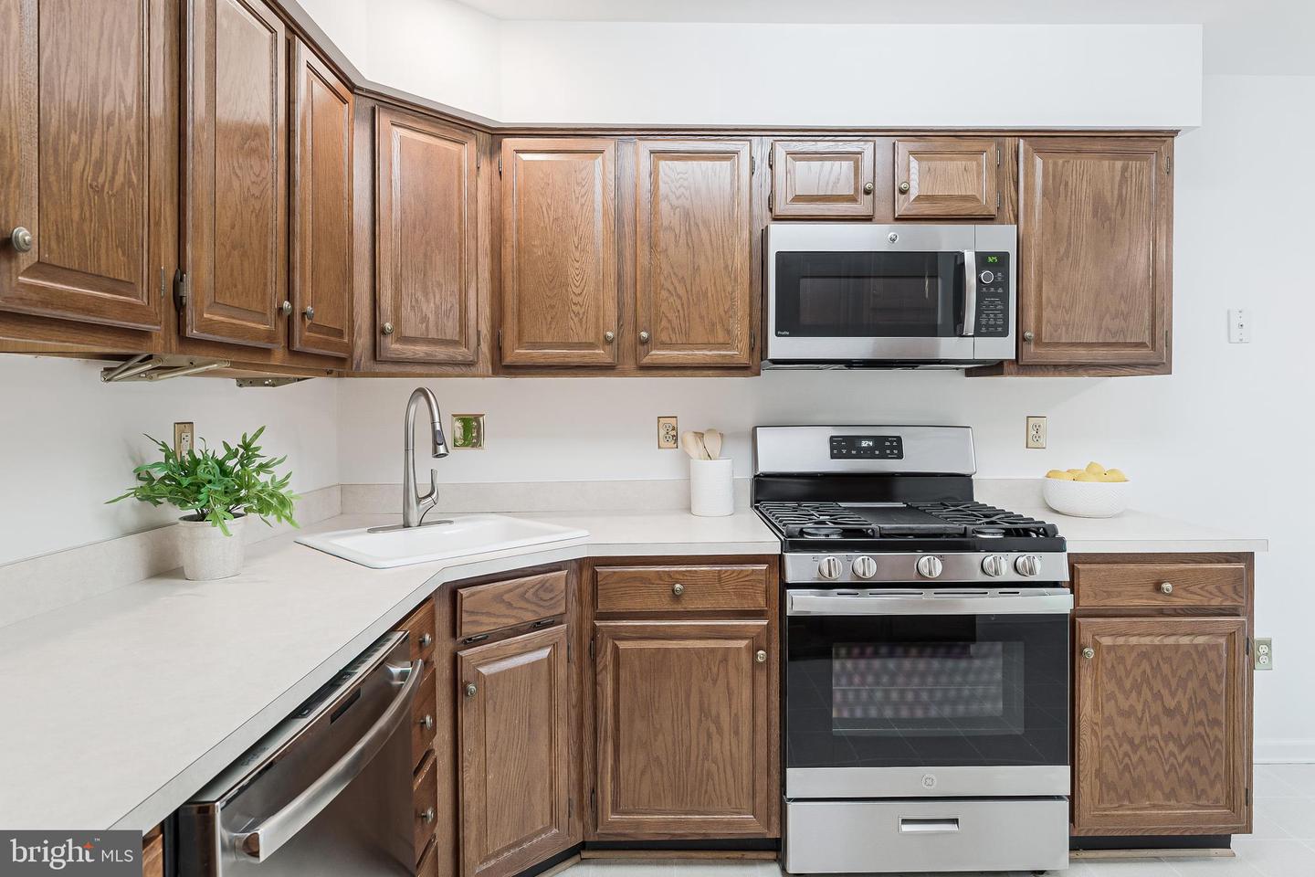 11437 HERITAGE OAK CT, RESTON, Virginia 20194, 3 Bedrooms Bedrooms, ,2 BathroomsBathrooms,Residential,For sale,11437 HERITAGE OAK CT,VAFX2245368 MLS # VAFX2245368