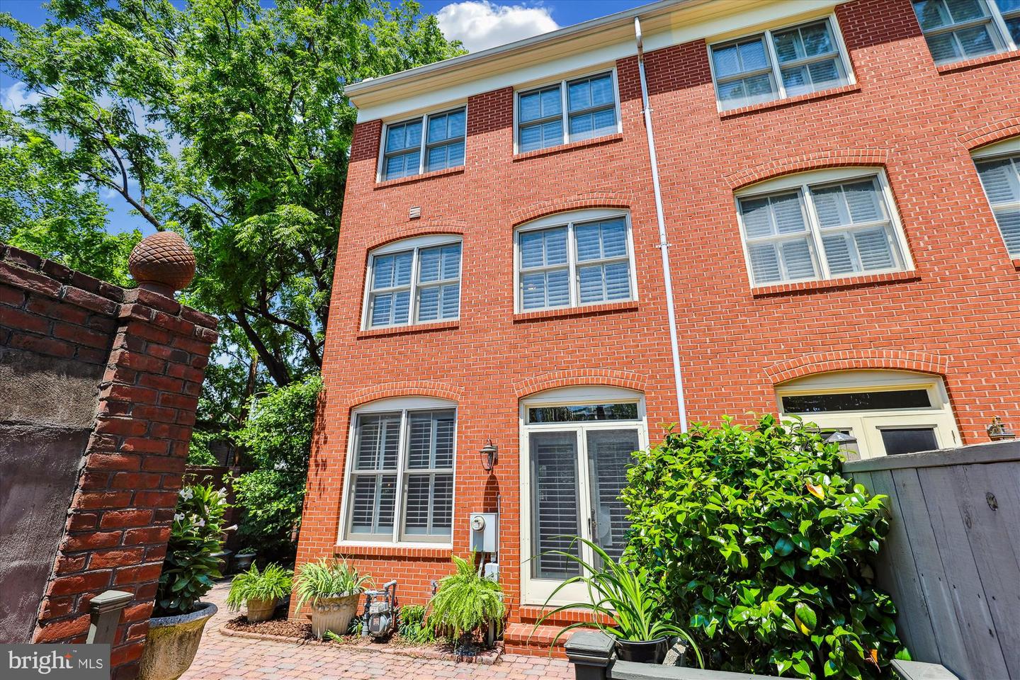 318 N FAIRFAX ST, ALEXANDRIA, Virginia 22314, 3 Bedrooms Bedrooms, ,3 BathroomsBathrooms,Residential,For sale,318 N FAIRFAX ST,VAAX2046236 MLS # VAAX2046236