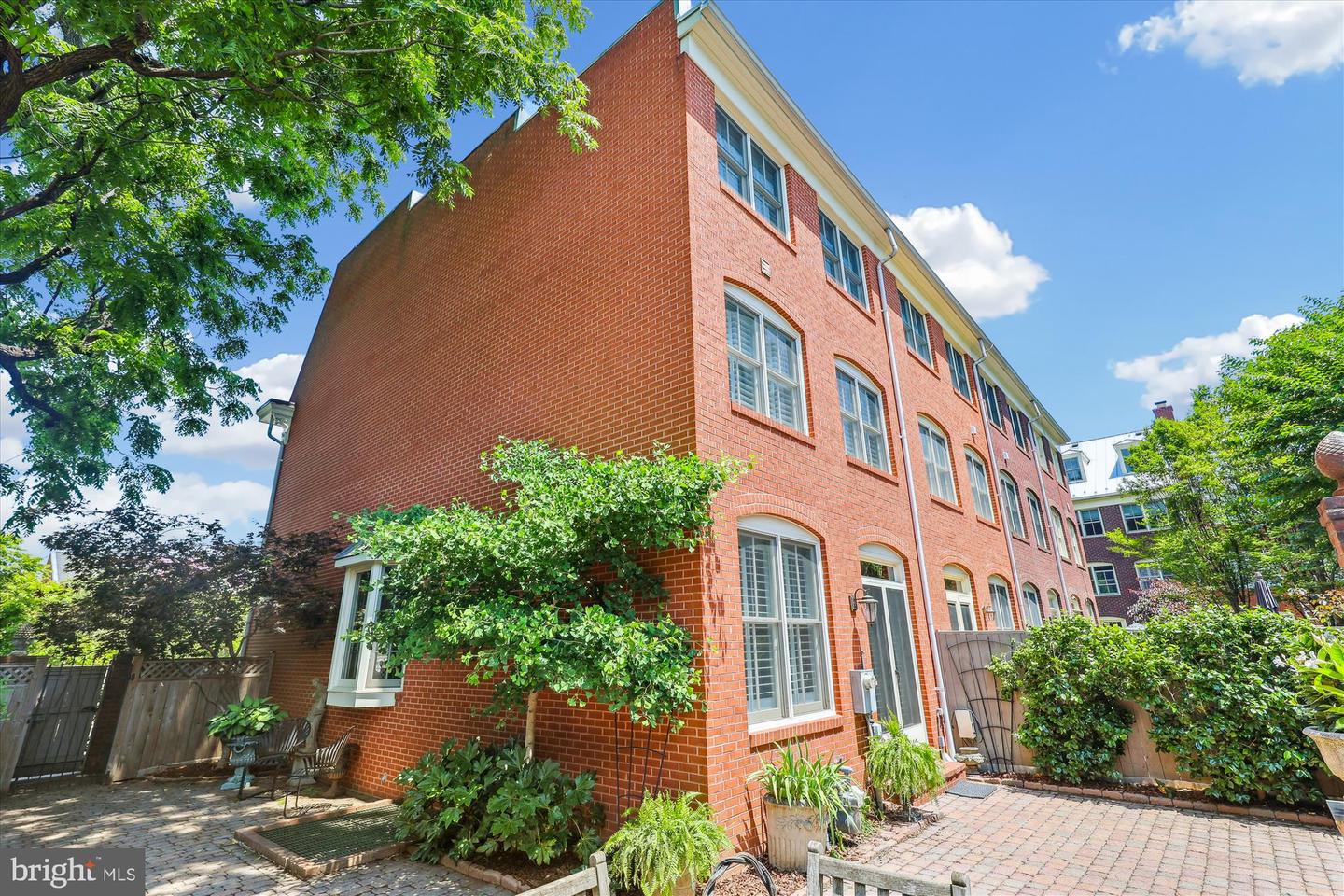 318 N FAIRFAX ST, ALEXANDRIA, Virginia 22314, 3 Bedrooms Bedrooms, ,3 BathroomsBathrooms,Residential,For sale,318 N FAIRFAX ST,VAAX2046236 MLS # VAAX2046236