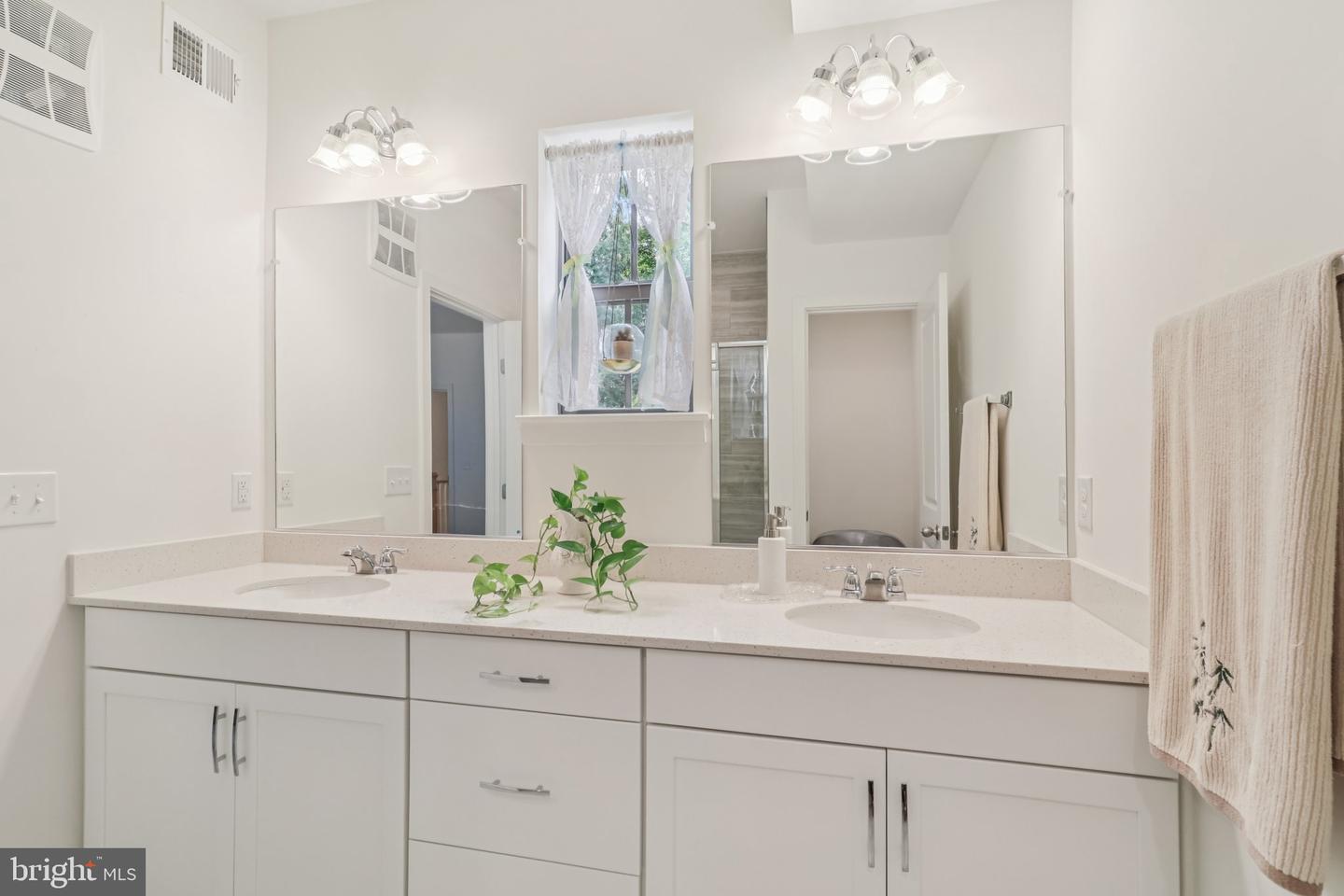 45922 SWALLOW TER, STERLING, Virginia 20165, 3 Bedrooms Bedrooms, ,2 BathroomsBathrooms,Residential,For sale,45922 SWALLOW TER,VALO2098992 MLS # VALO2098992