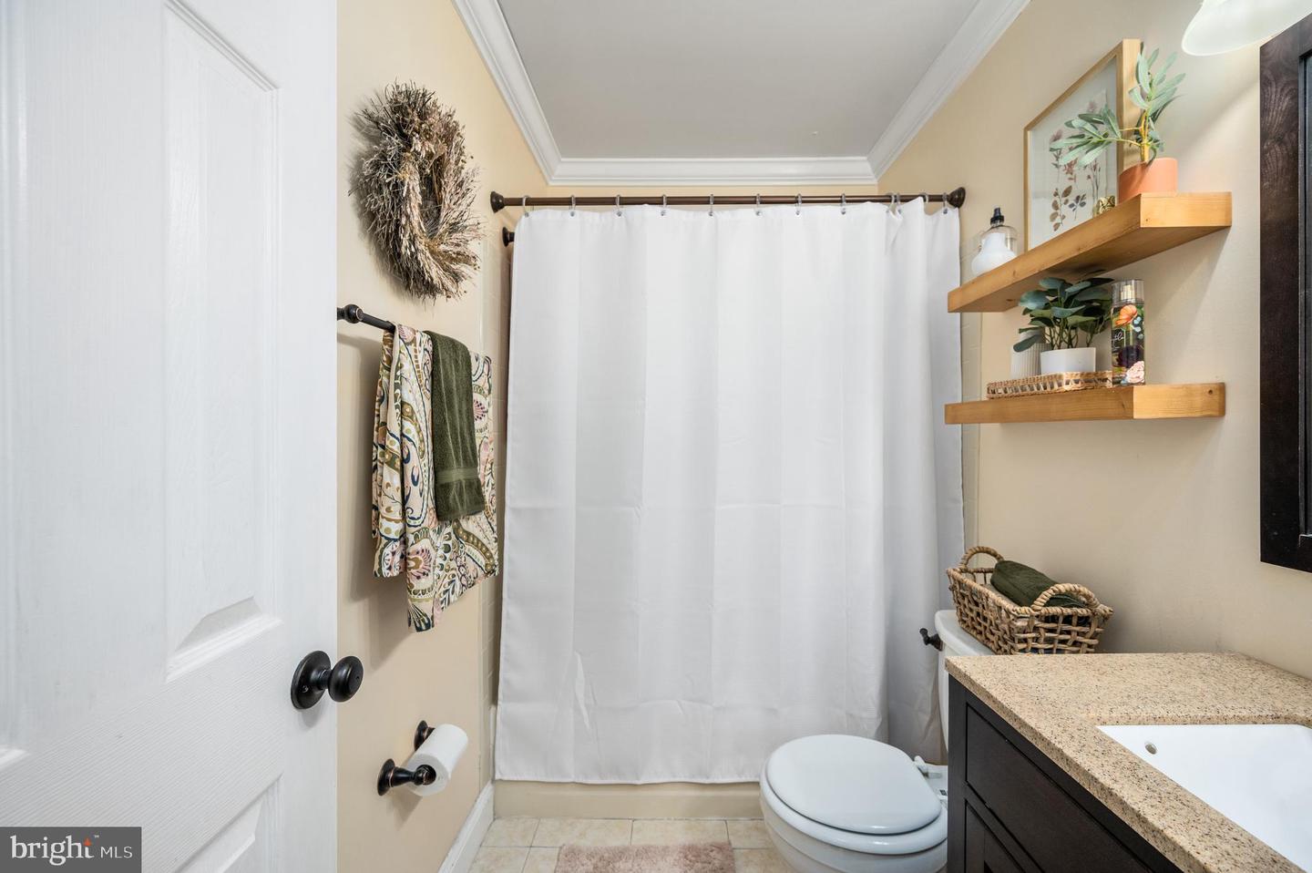 8058 OAK CREST LN, FAIRFAX STATION, Virginia 22039, 4 Bedrooms Bedrooms, ,2 BathroomsBathrooms,Residential,For sale,8058 OAK CREST LN,VAFX2246230 MLS # VAFX2246230